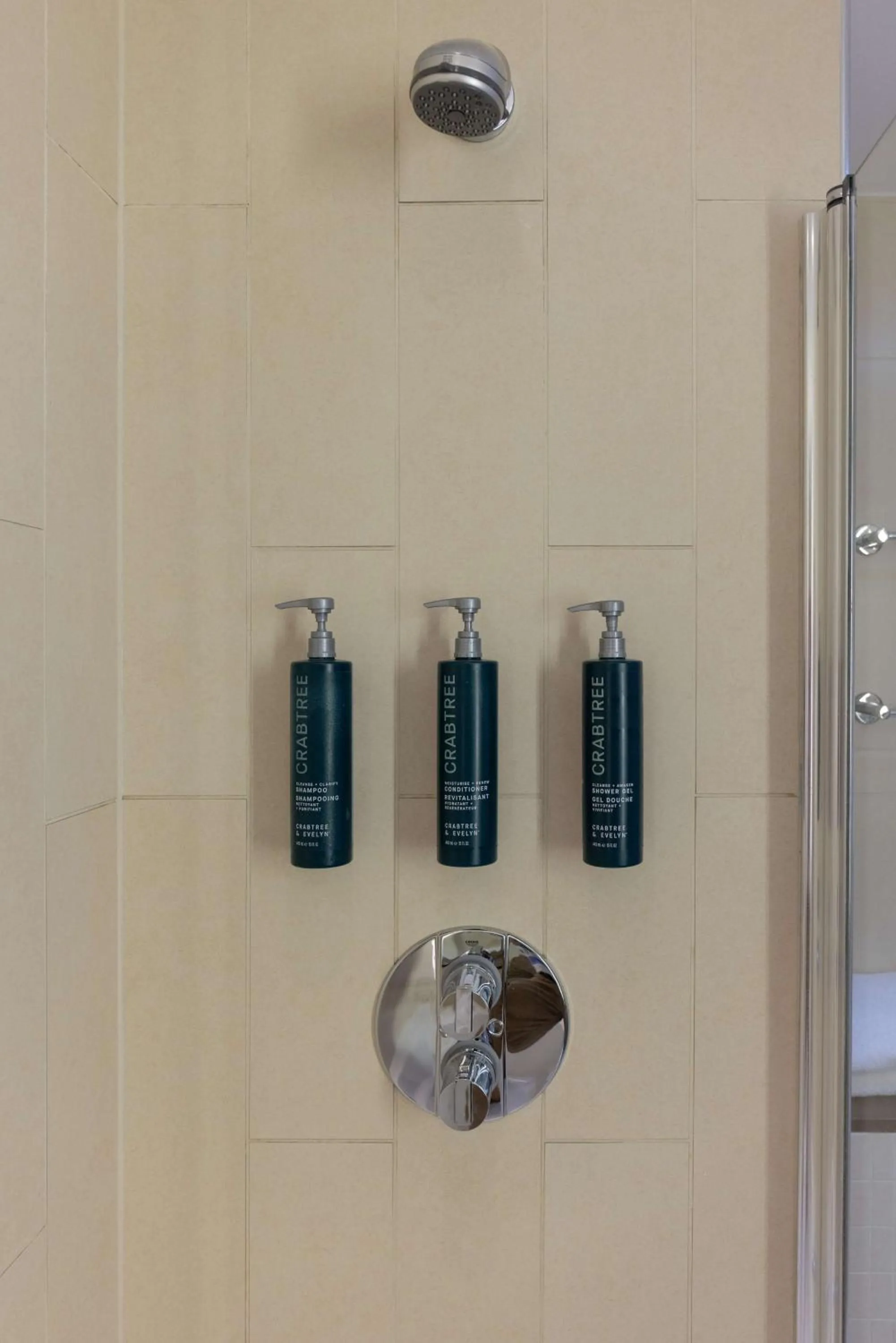 Bathroom in DoubleTree by Hilton London Heathrow Airport