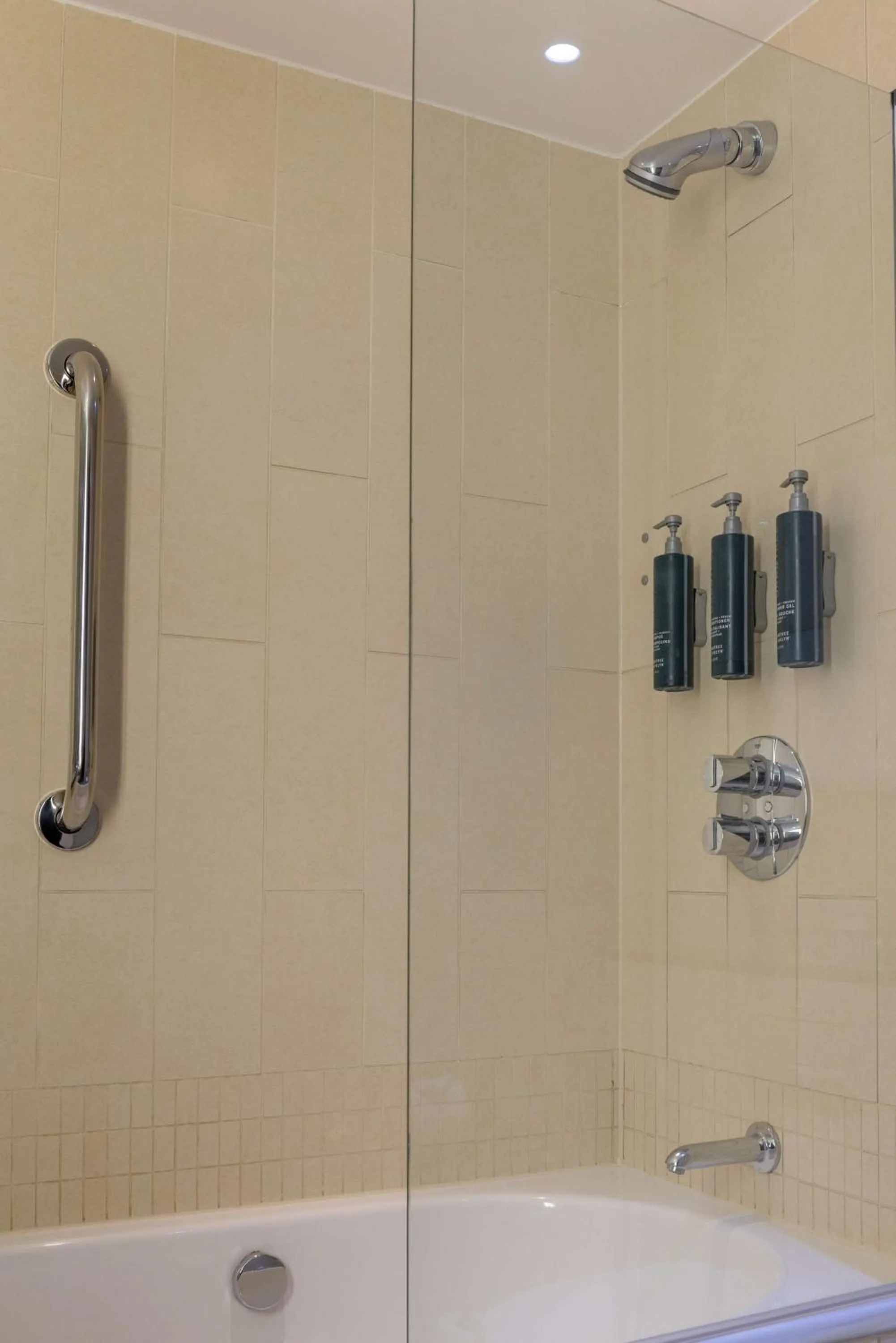 Bathroom in DoubleTree by Hilton London Heathrow Airport