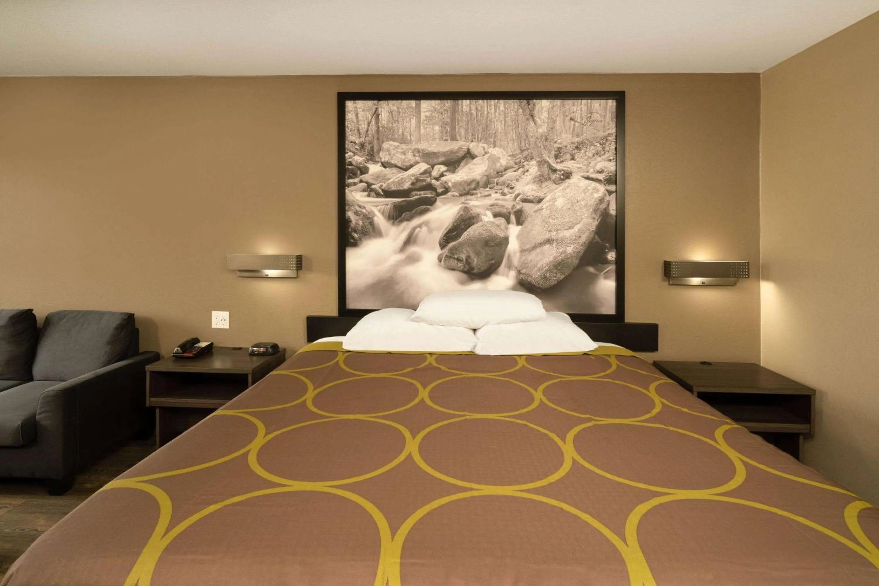 Photo of the whole room, Bed in Super 8 by Wyndham Cleveland