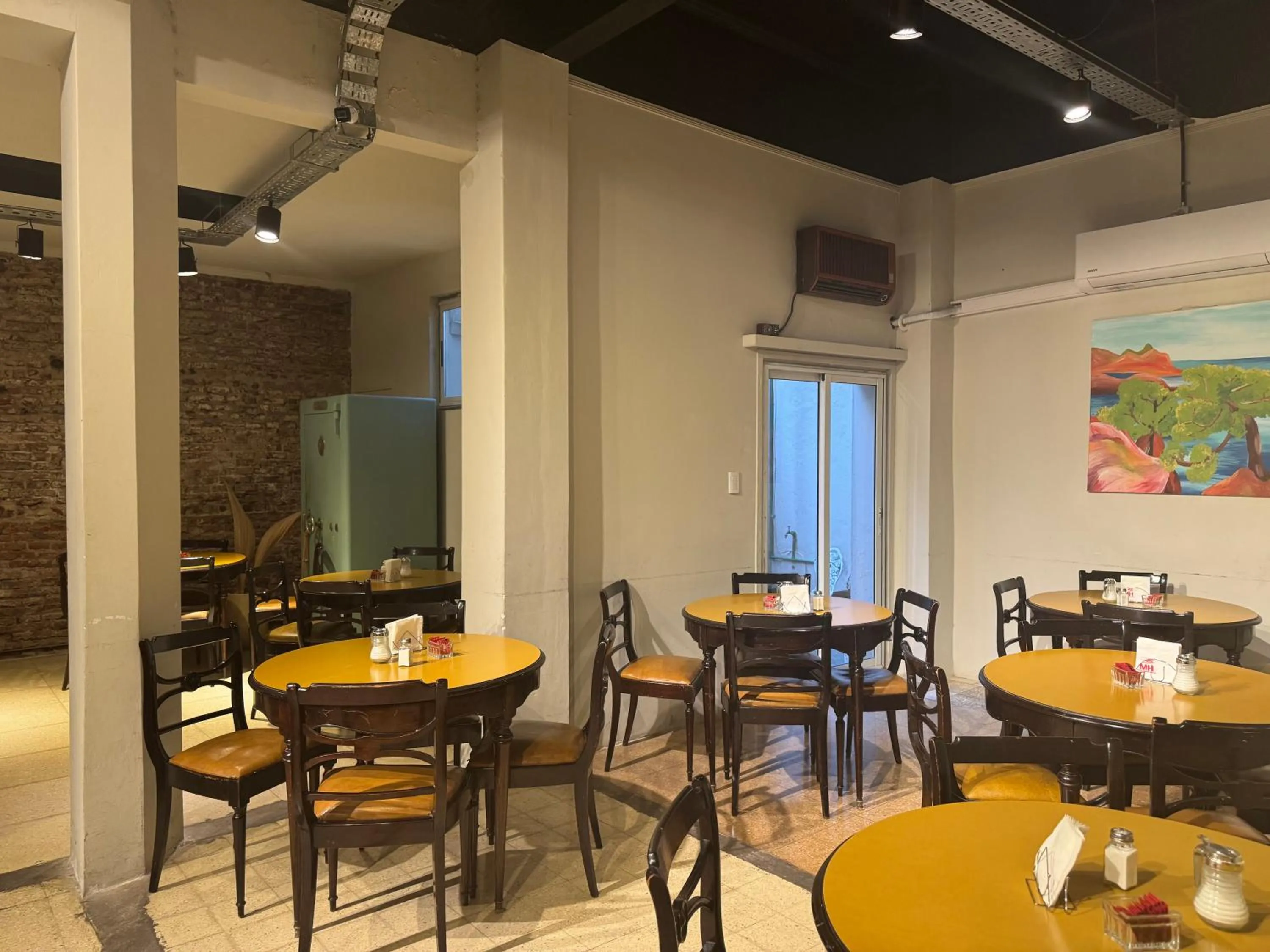 Restaurant/places to eat in Hotel Lyon by MH