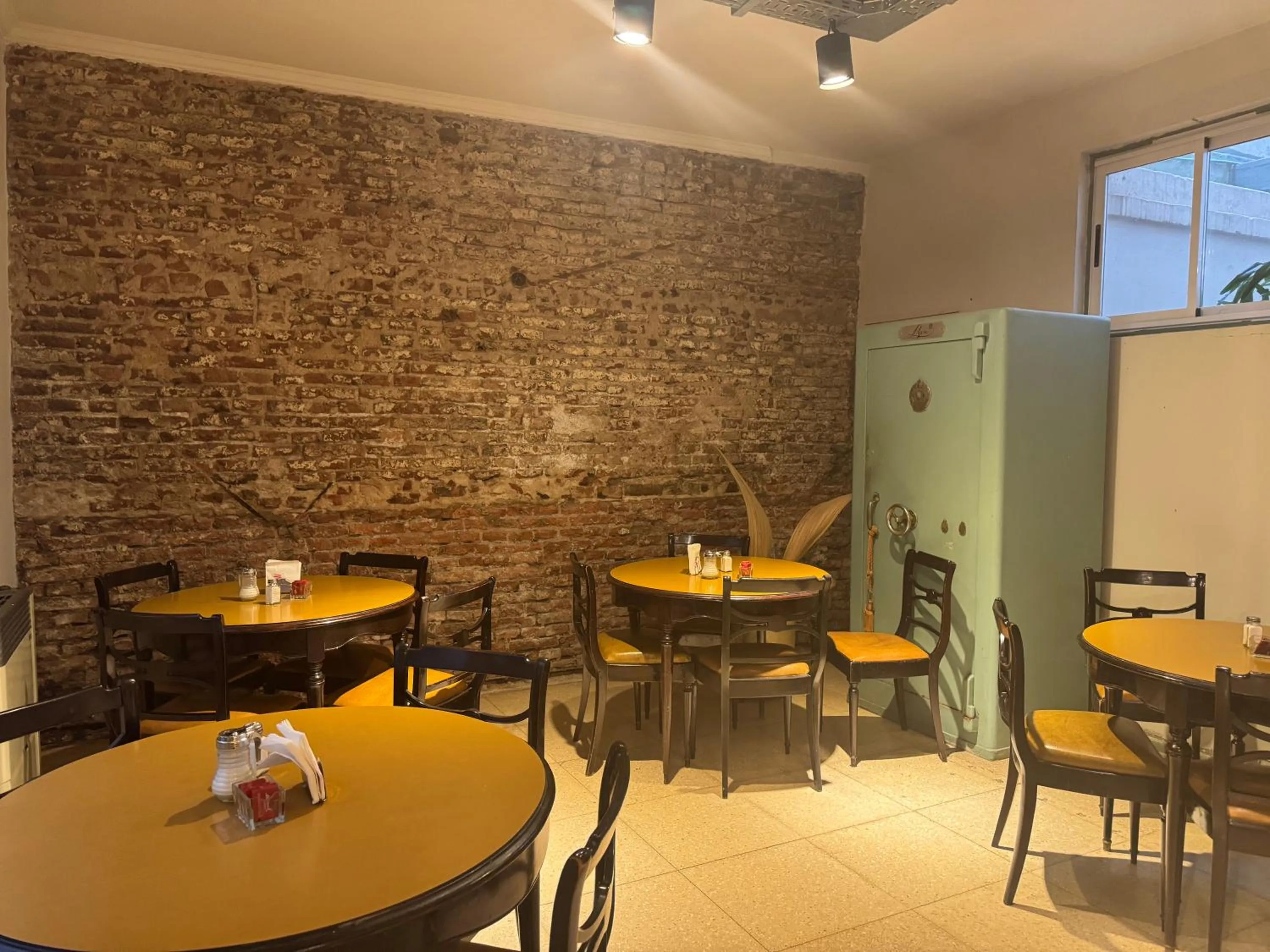 Restaurant/places to eat in Hotel Lyon by MH