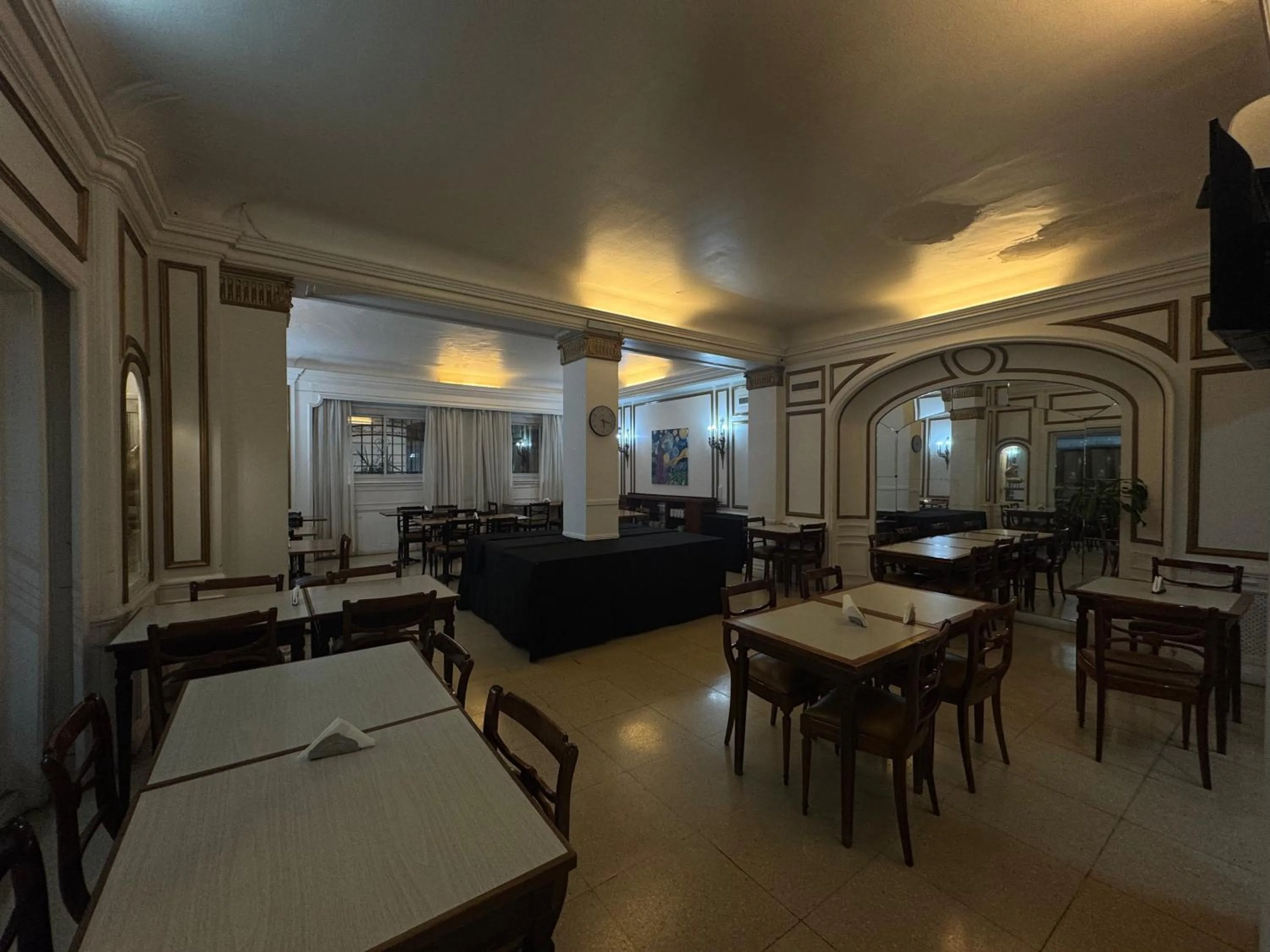 Restaurant/places to eat in Hotel Lyon by MH