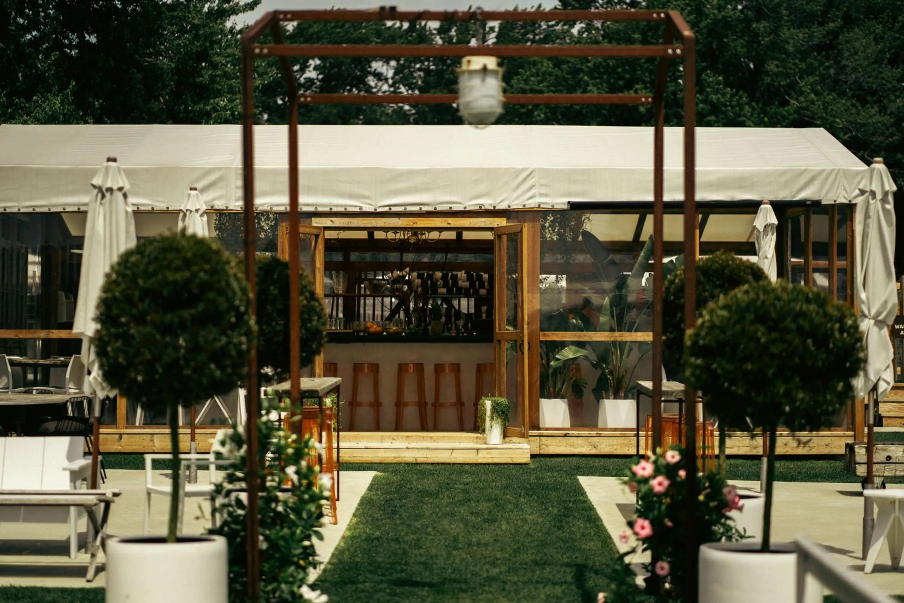 Lounge or bar in The Lakeside Prince Edward County