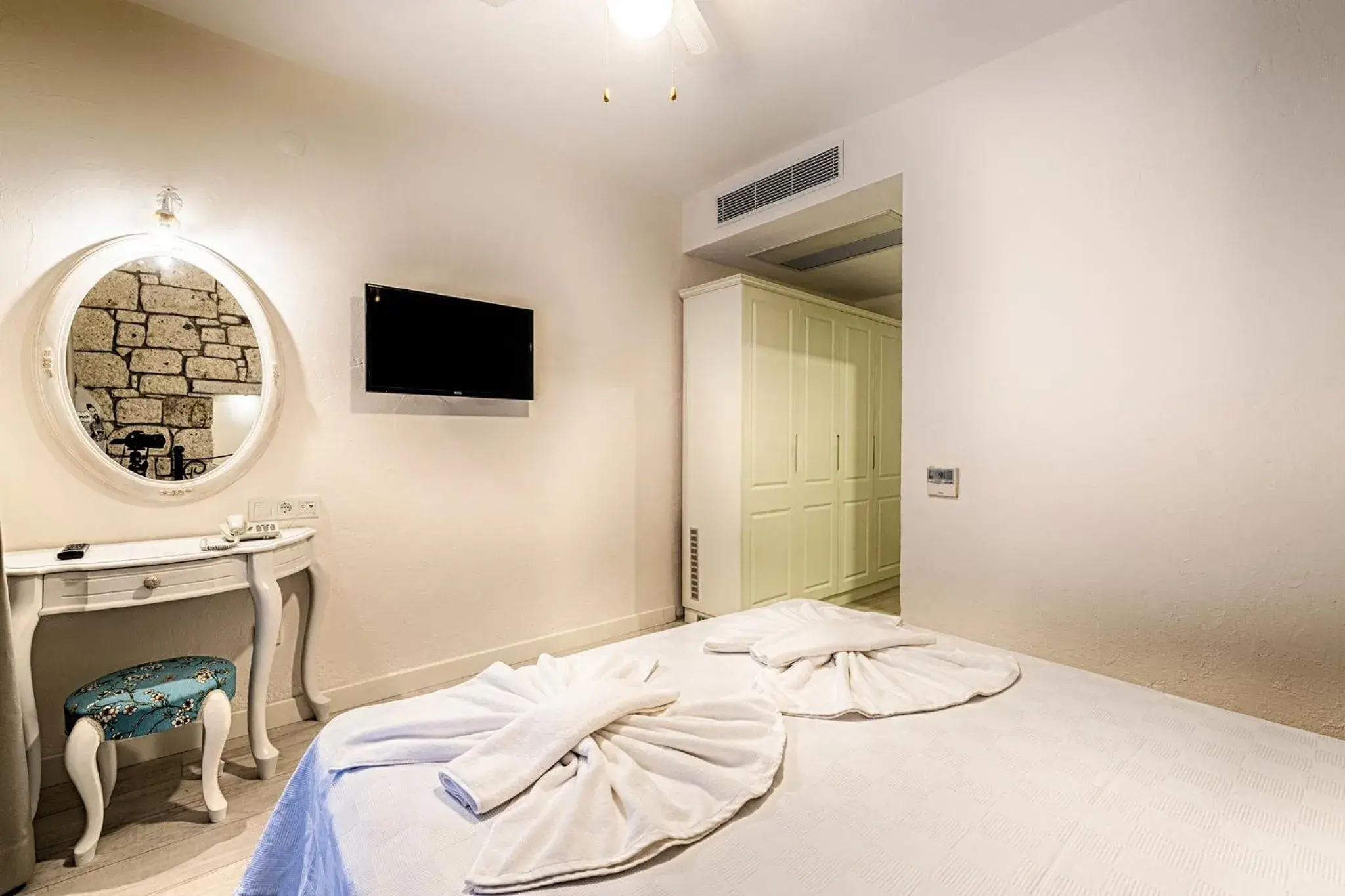 Double Room with Balcony in Bademli Konak Otel Double Room with Balcony in Bademli Konak Otel