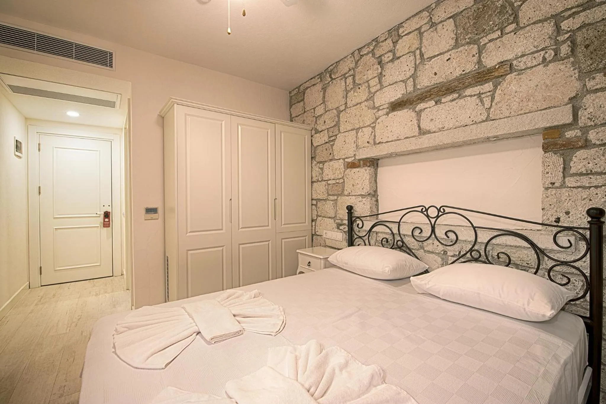 Photo of the whole room, Bed in Bademli Konak Otel