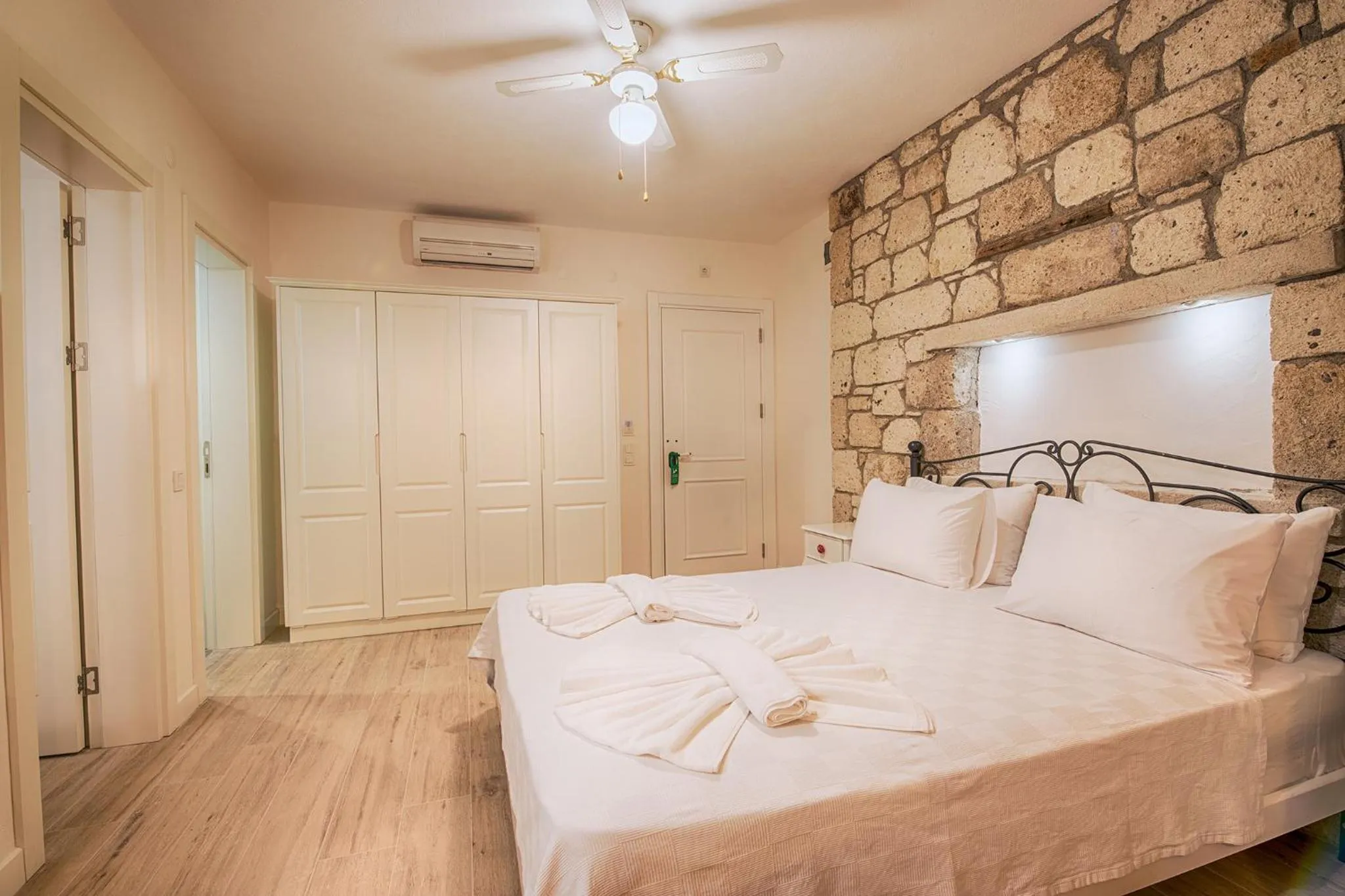 Bedroom, Bed in Bademli Konak Otel