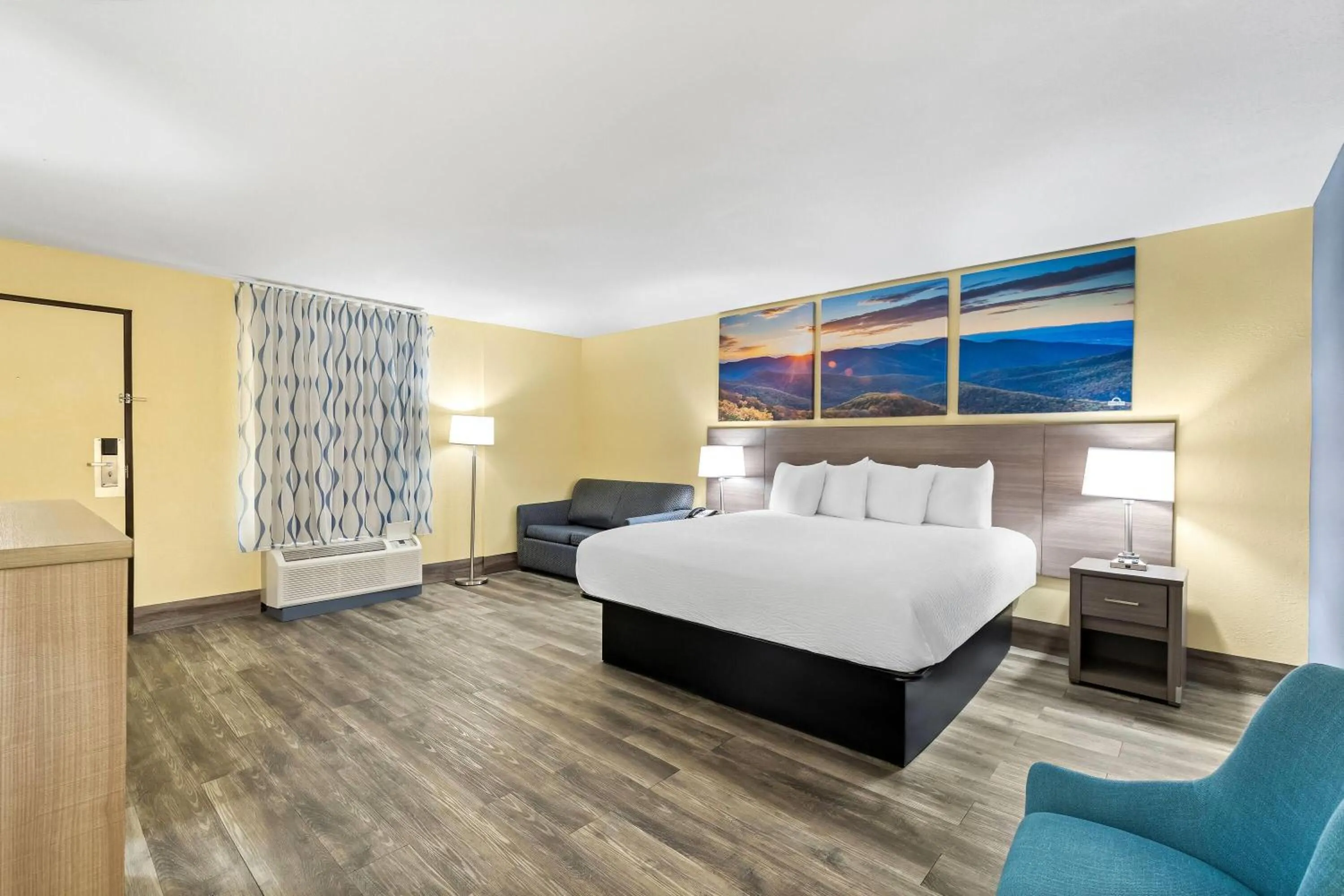 Photo of the whole room, Bed in Days Inn by Wyndham Cleveland TN