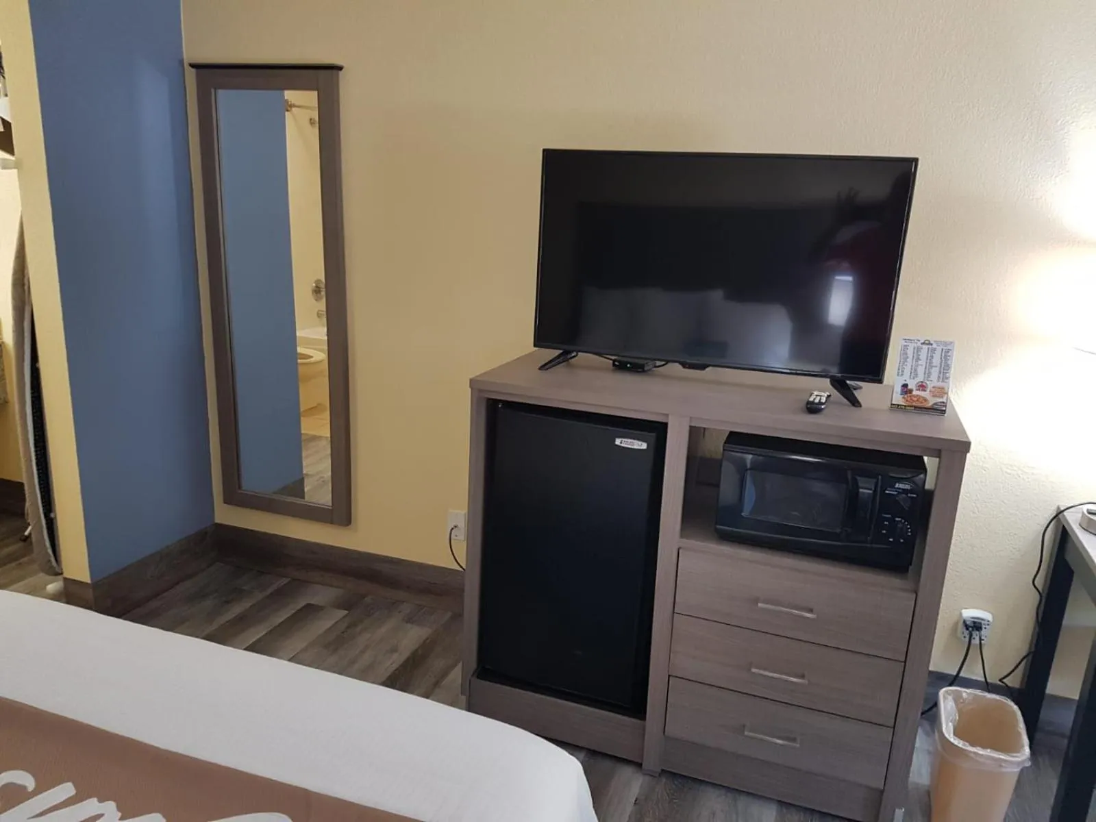Communal lounge/ TV room, Bed in Days Inn by Wyndham Cleveland TN