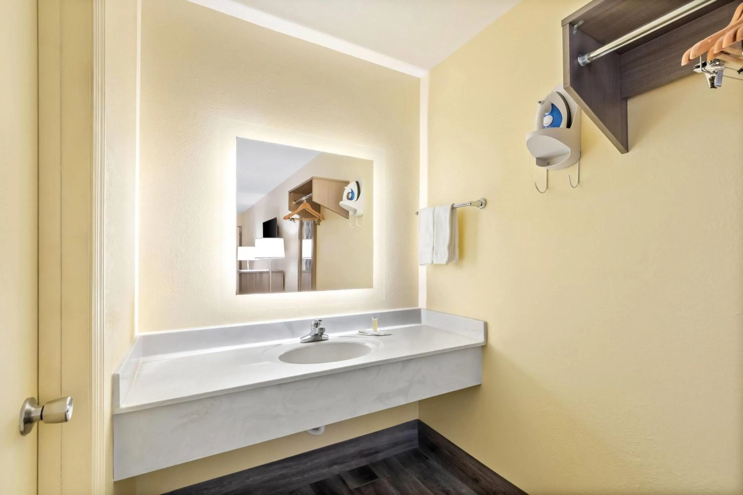 Bathroom in Days Inn by Wyndham Cleveland TN