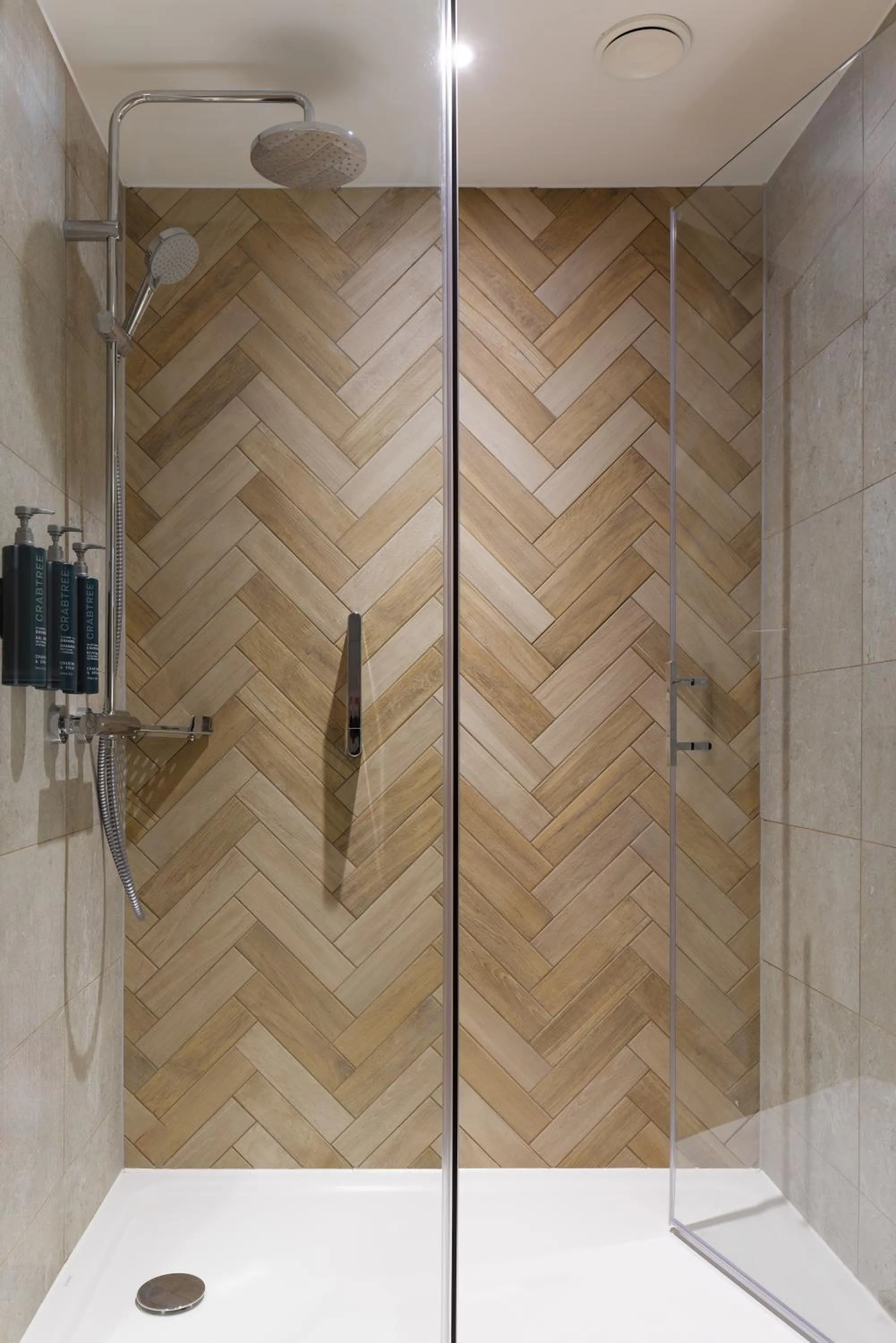 Shower in DoubleTree by Hilton Bristol North