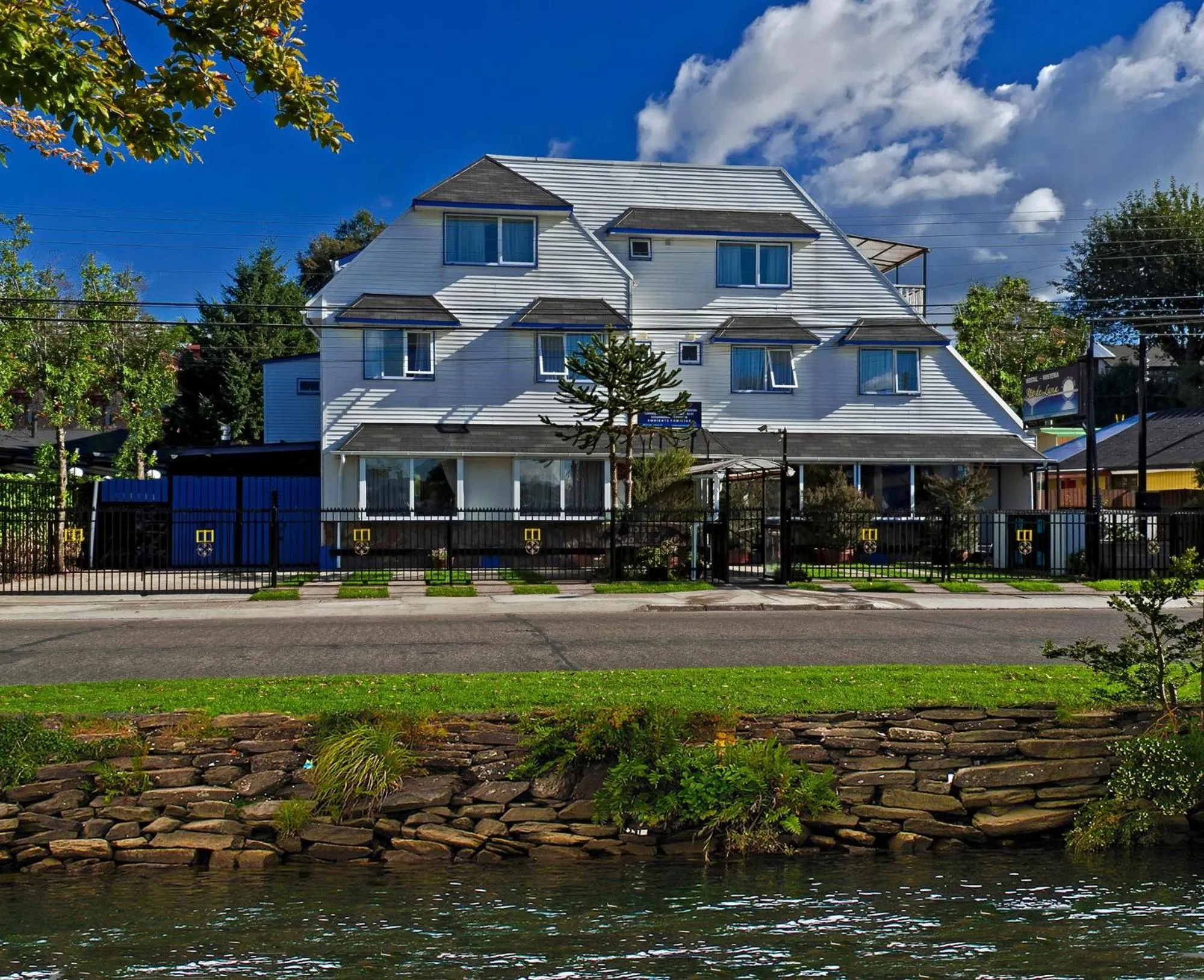 Facade/entrance in Montepiedra Costanera Valdivia