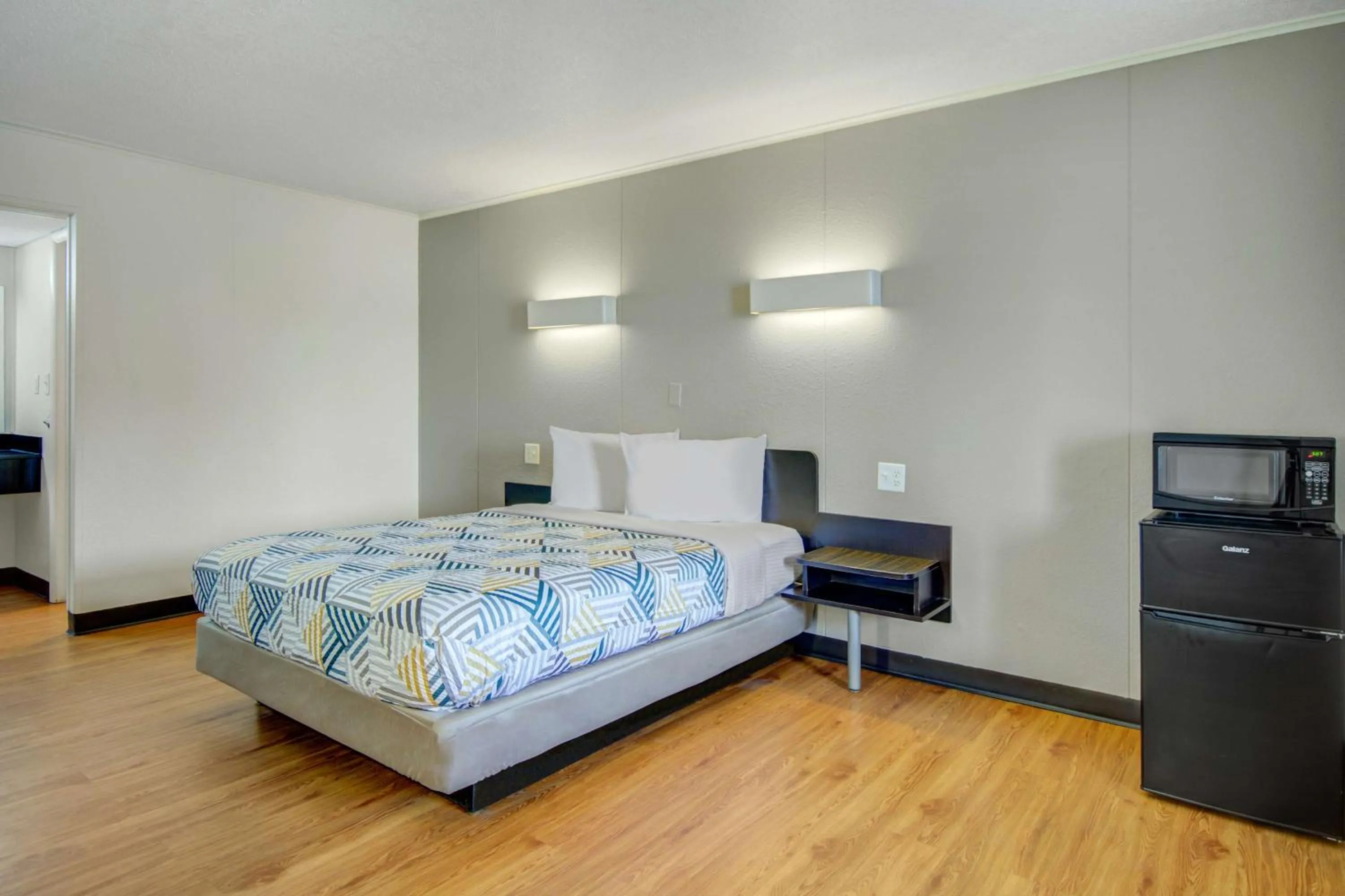 Bedroom, Bed in Motel 6-Lima, OH