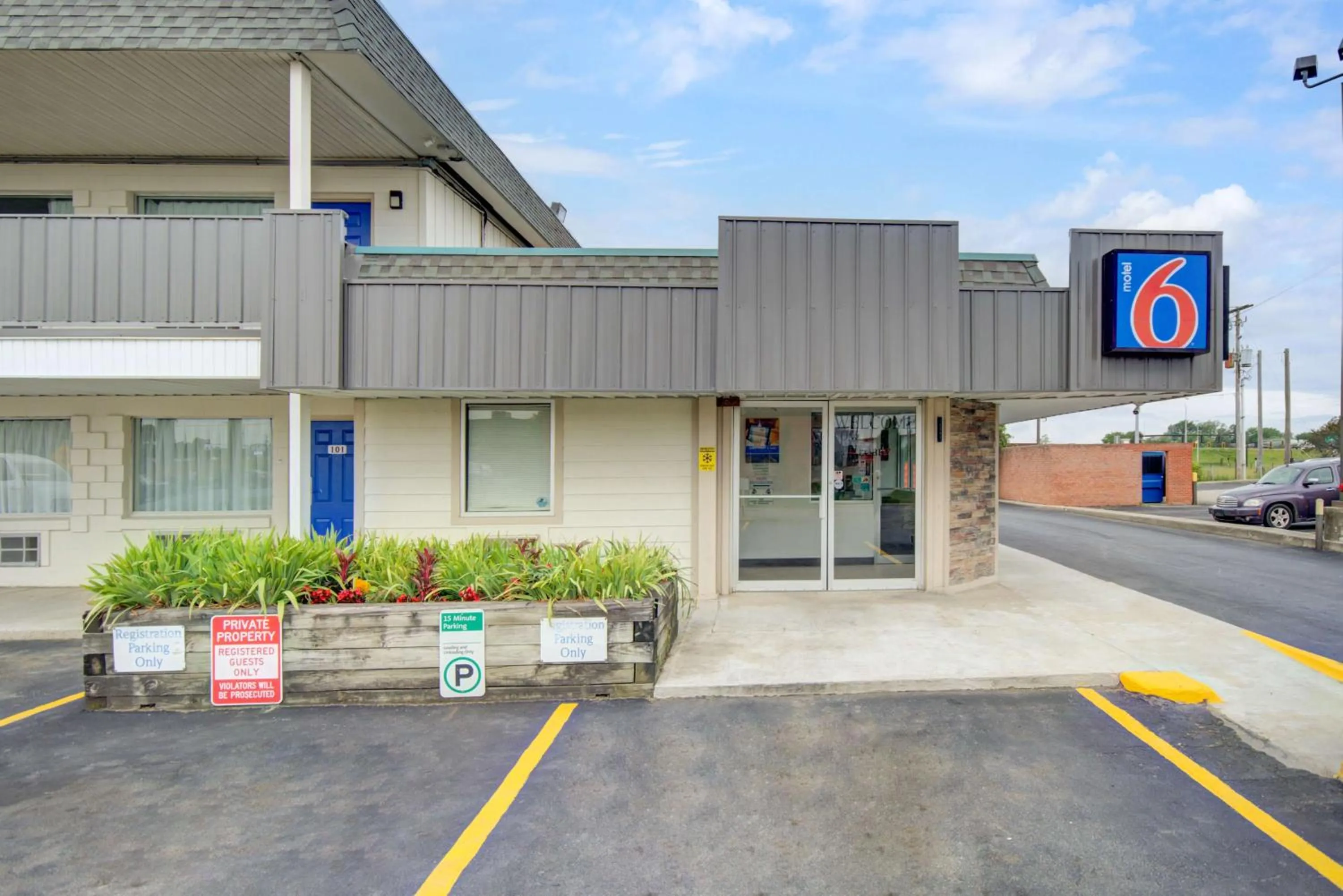 Property building in Motel 6-Lima, OH