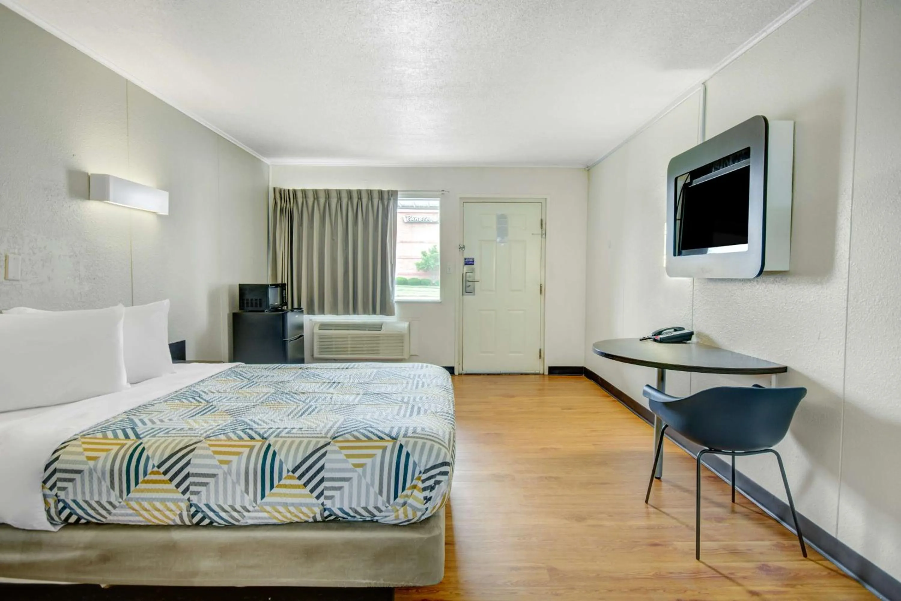 Bedroom, Bed in Motel 6-Lima, OH