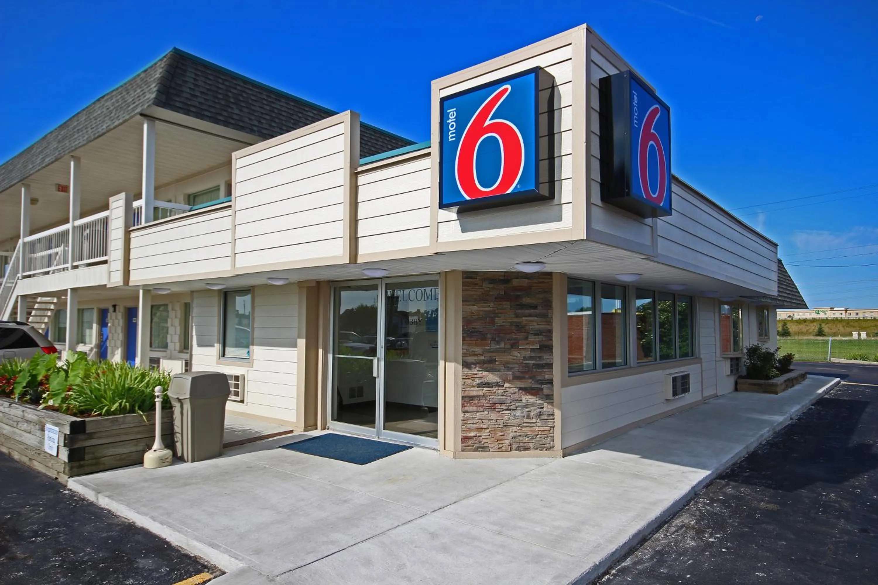 Facade/entrance in Motel 6-Lima, OH
