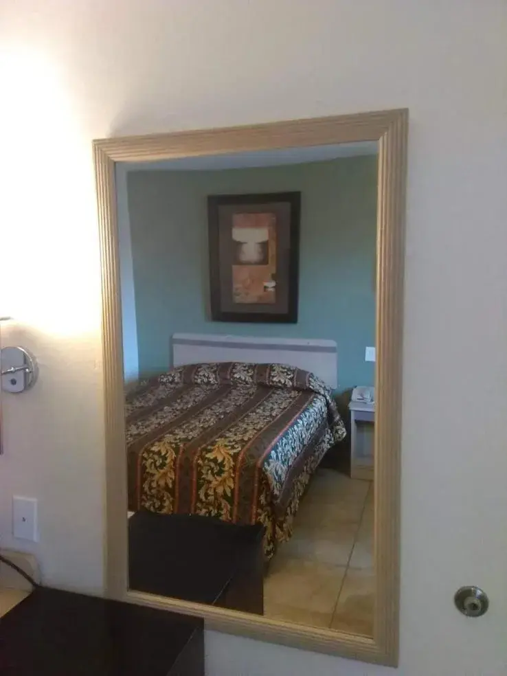 Queen Room in RED CARPET INN LOUISVILLE NORTH -Jeffersonville In Queen Room in RED CARPET INN LOUISVILLE NORTH -Jeffersonville In