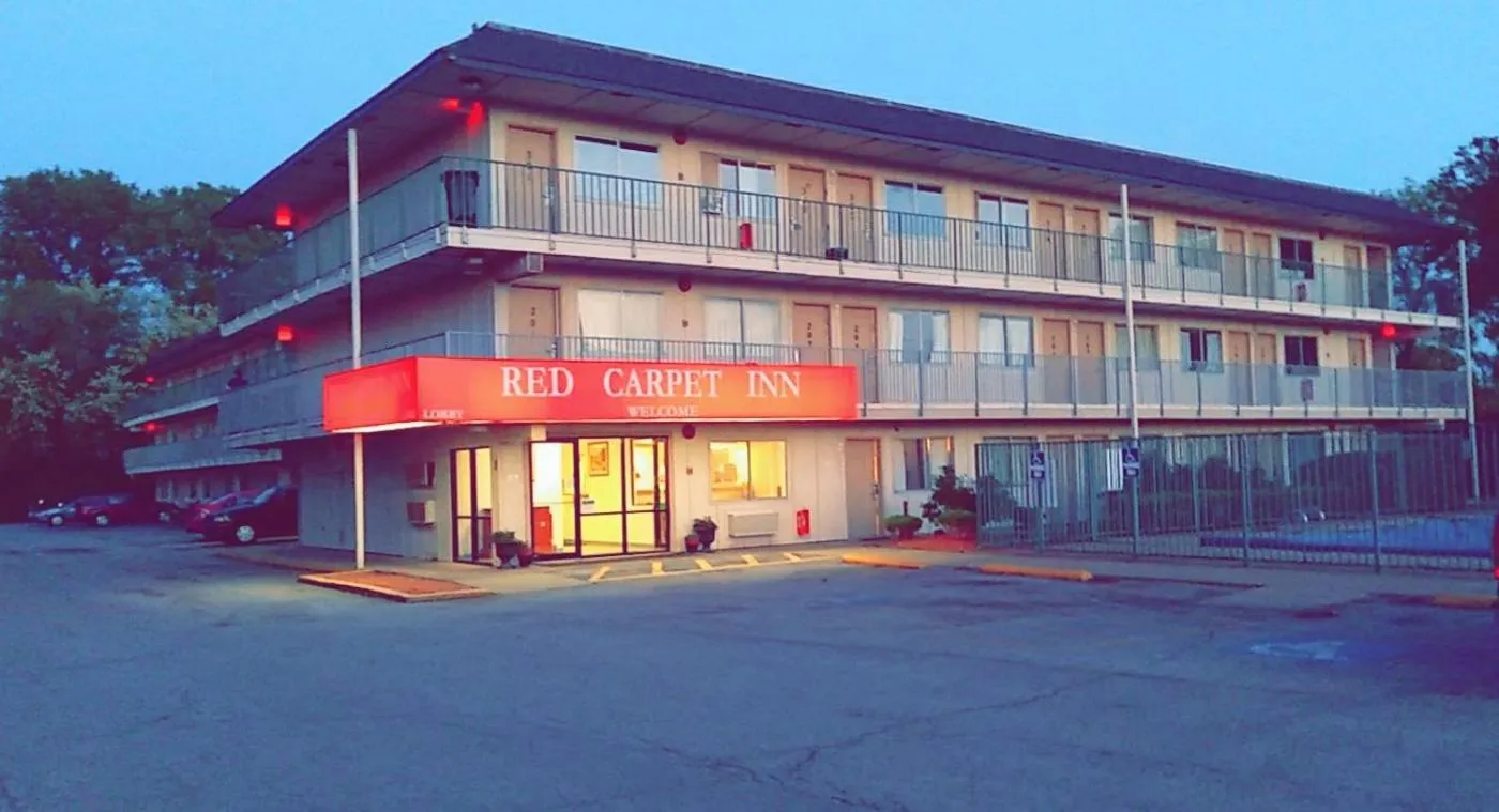 Sunset in RED CARPET INN LOUISVILLE NORTH -Jeffersonville In