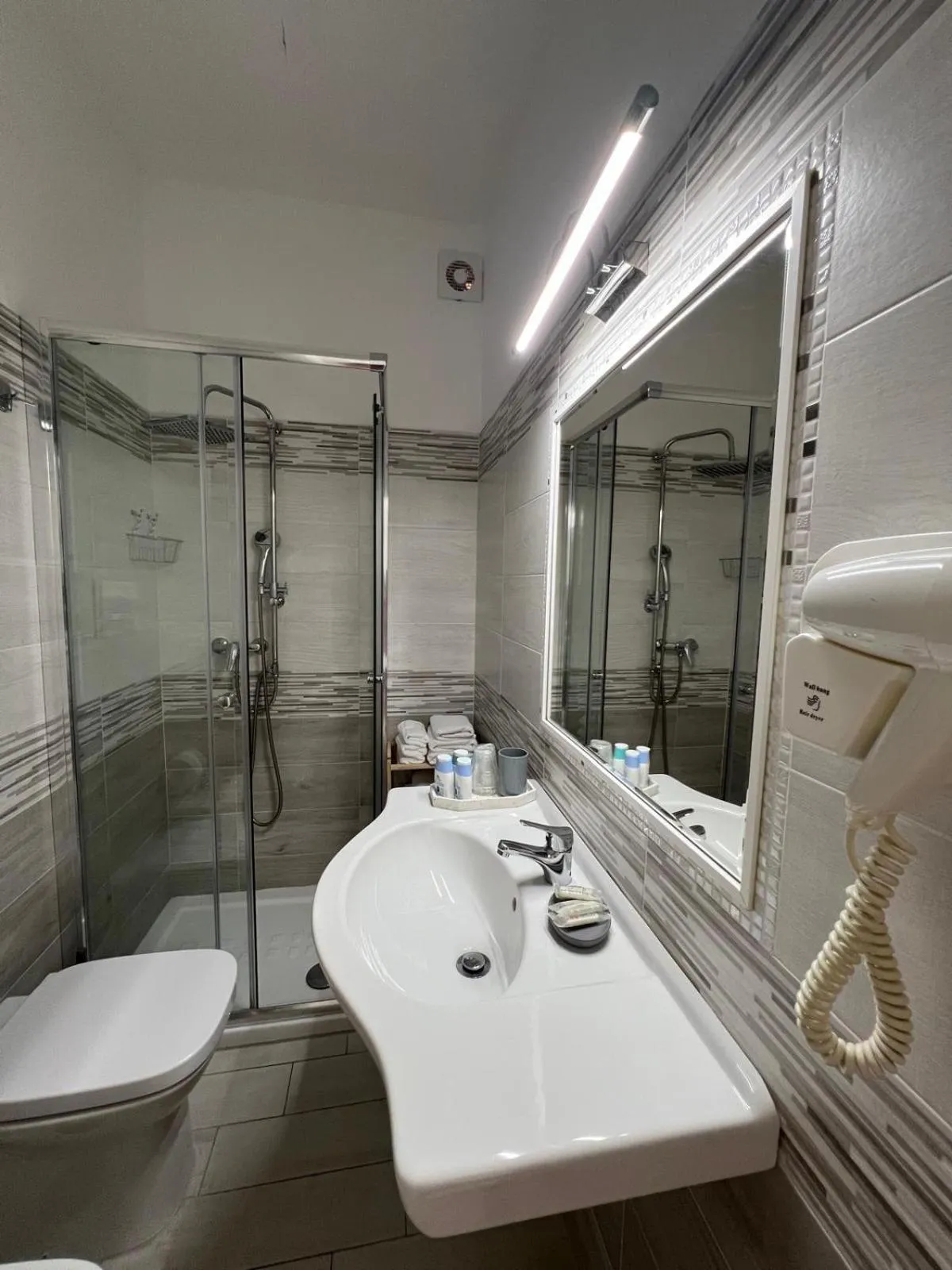 Shower in Le Tre Rose