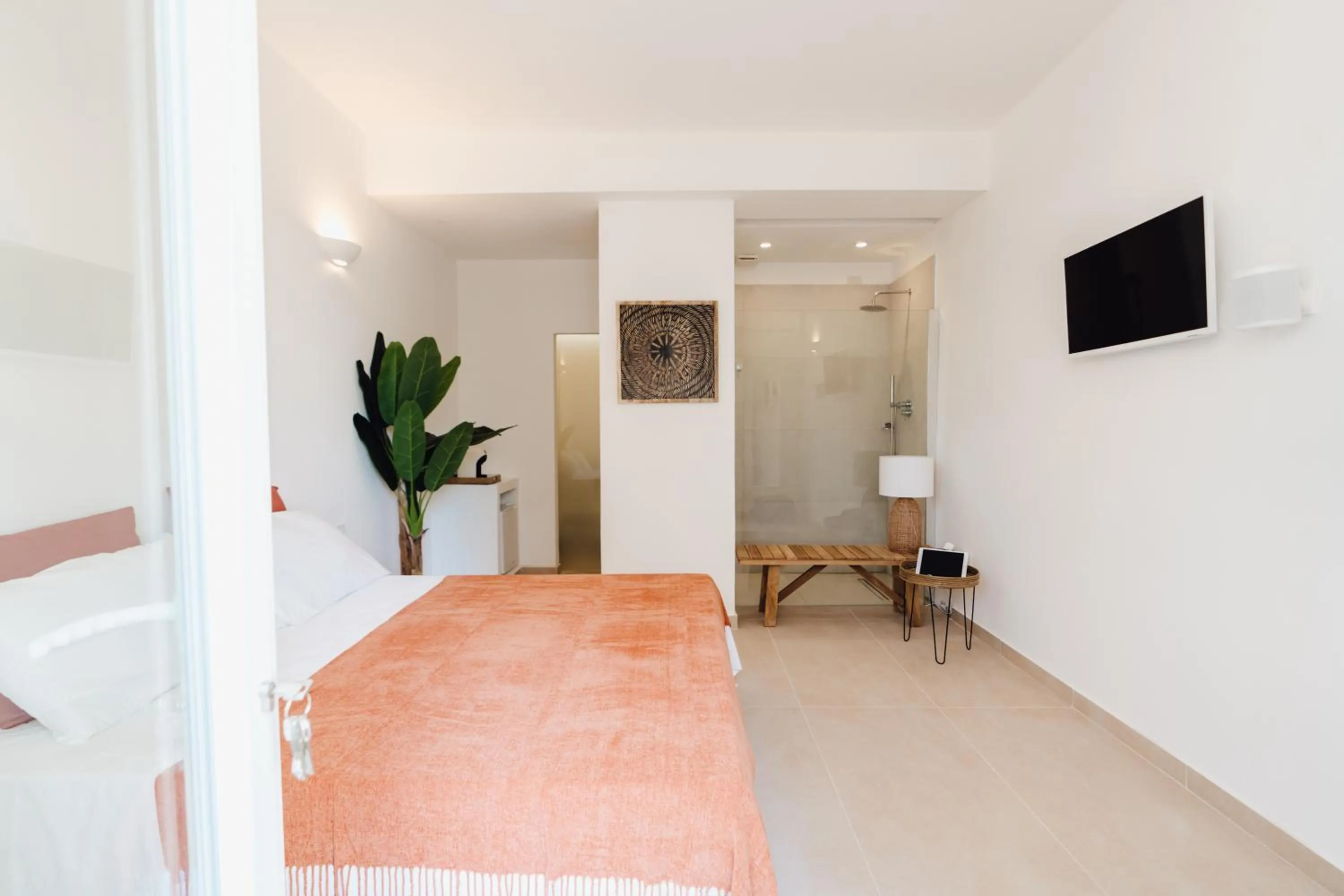 Photo of the whole room, Bed in Break for two