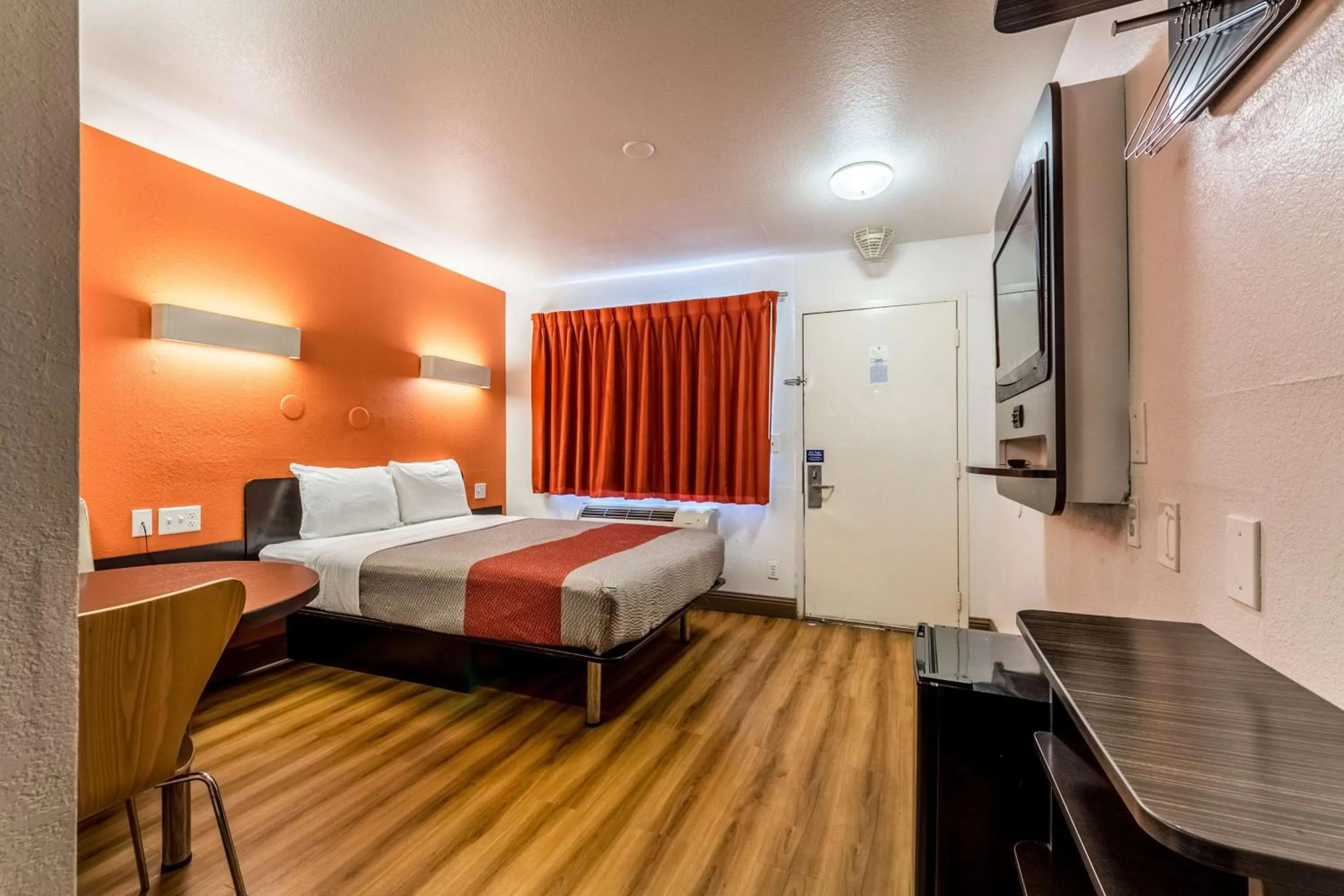 Photo of the whole room, Bed in Motel 6-Garland, TX - Dallas