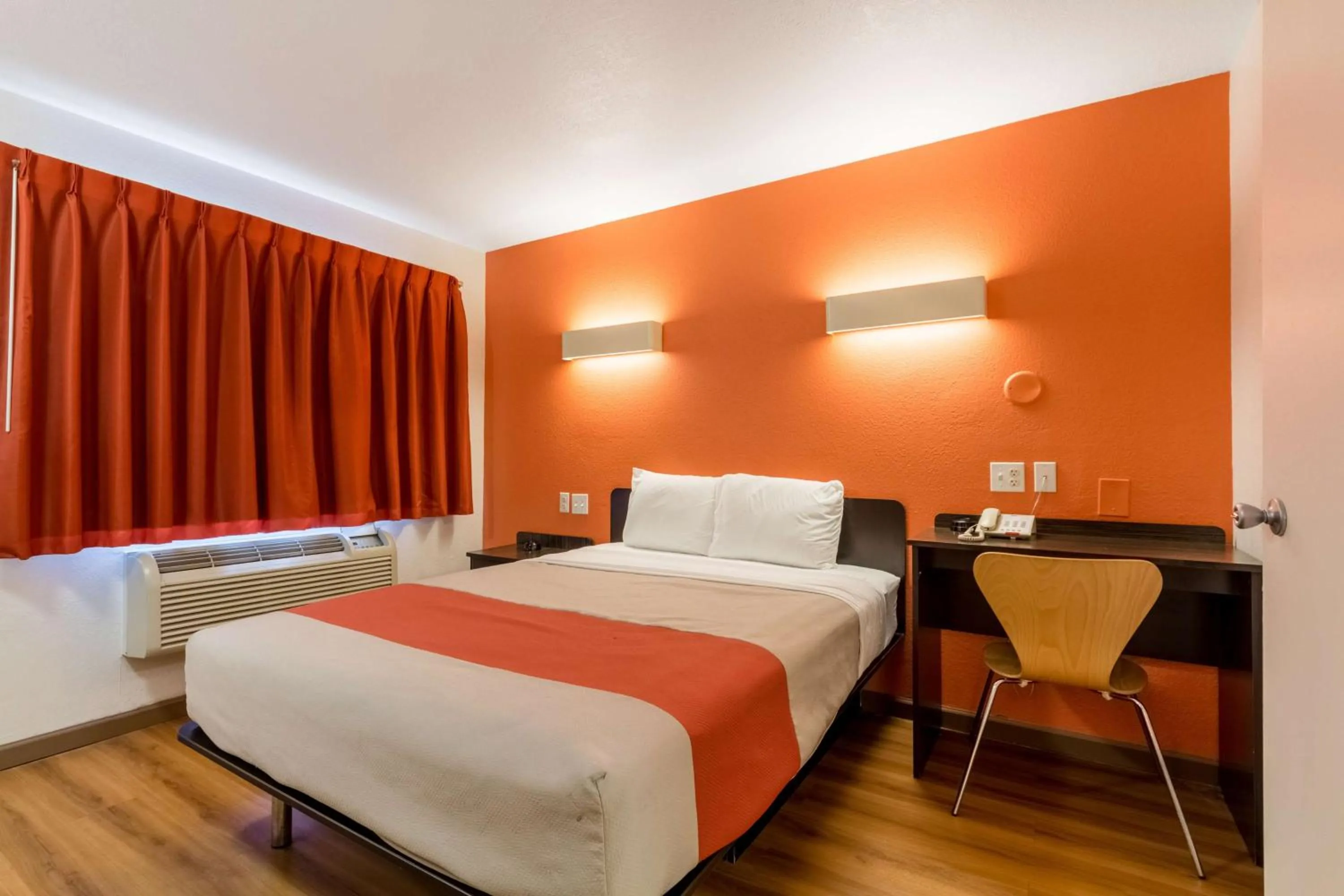 Photo of the whole room, Bed in Motel 6-Garland, TX - Dallas