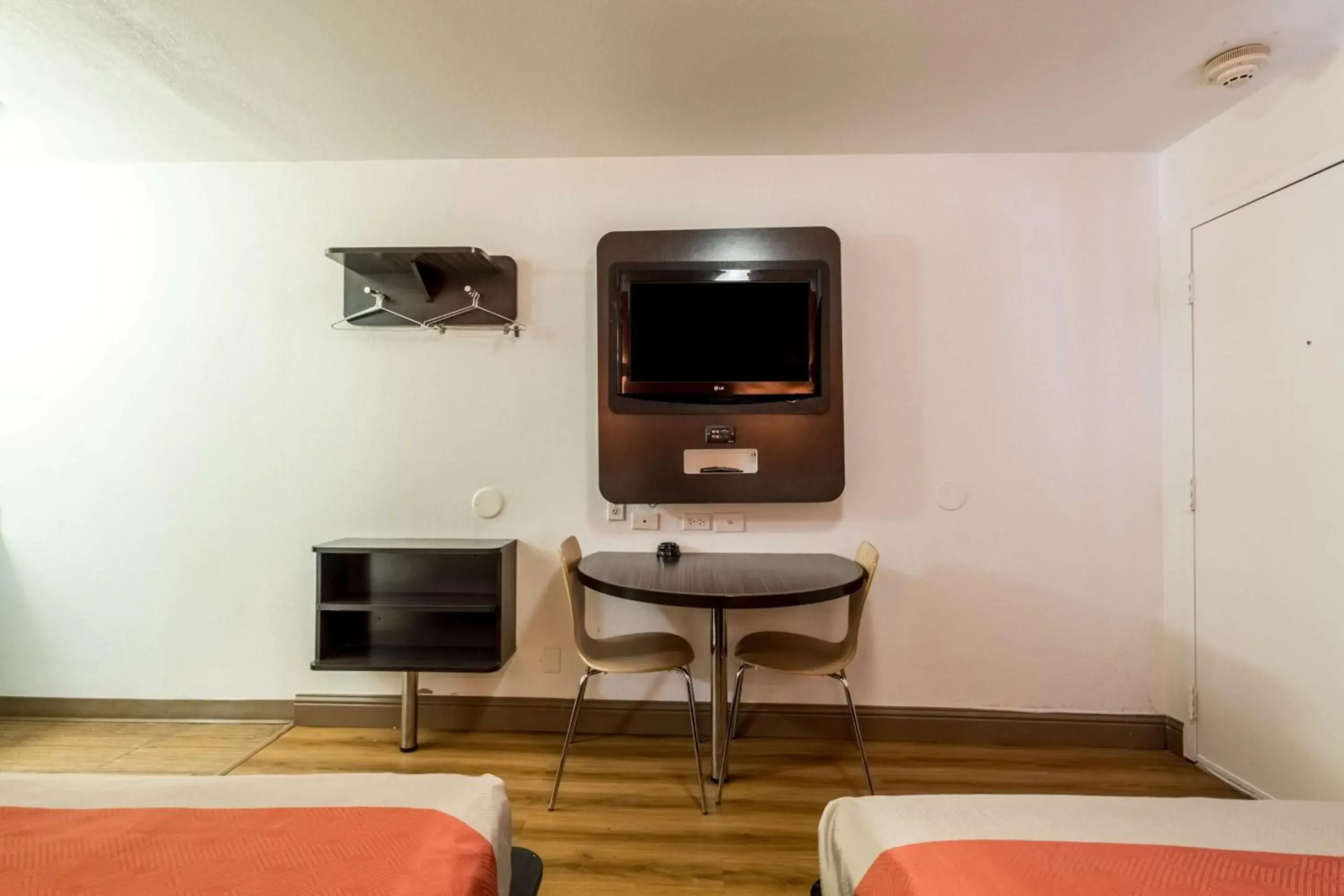 Photo of the whole room, TV/Entertainment Center in Motel 6 Garland, TX - Dallas