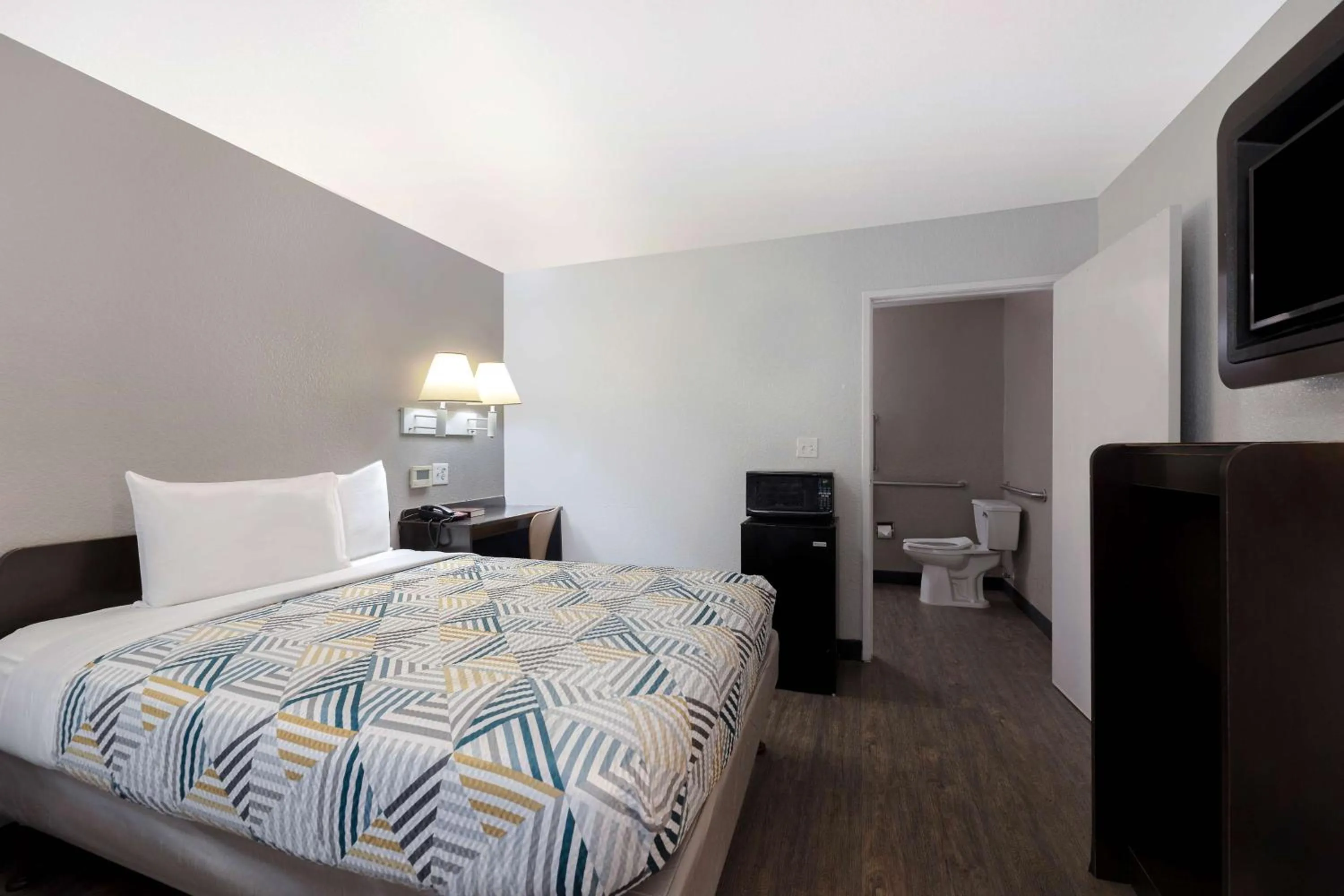 Photo of the whole room, Bed in Motel 6-San Antonio, TX - West SeaWorld