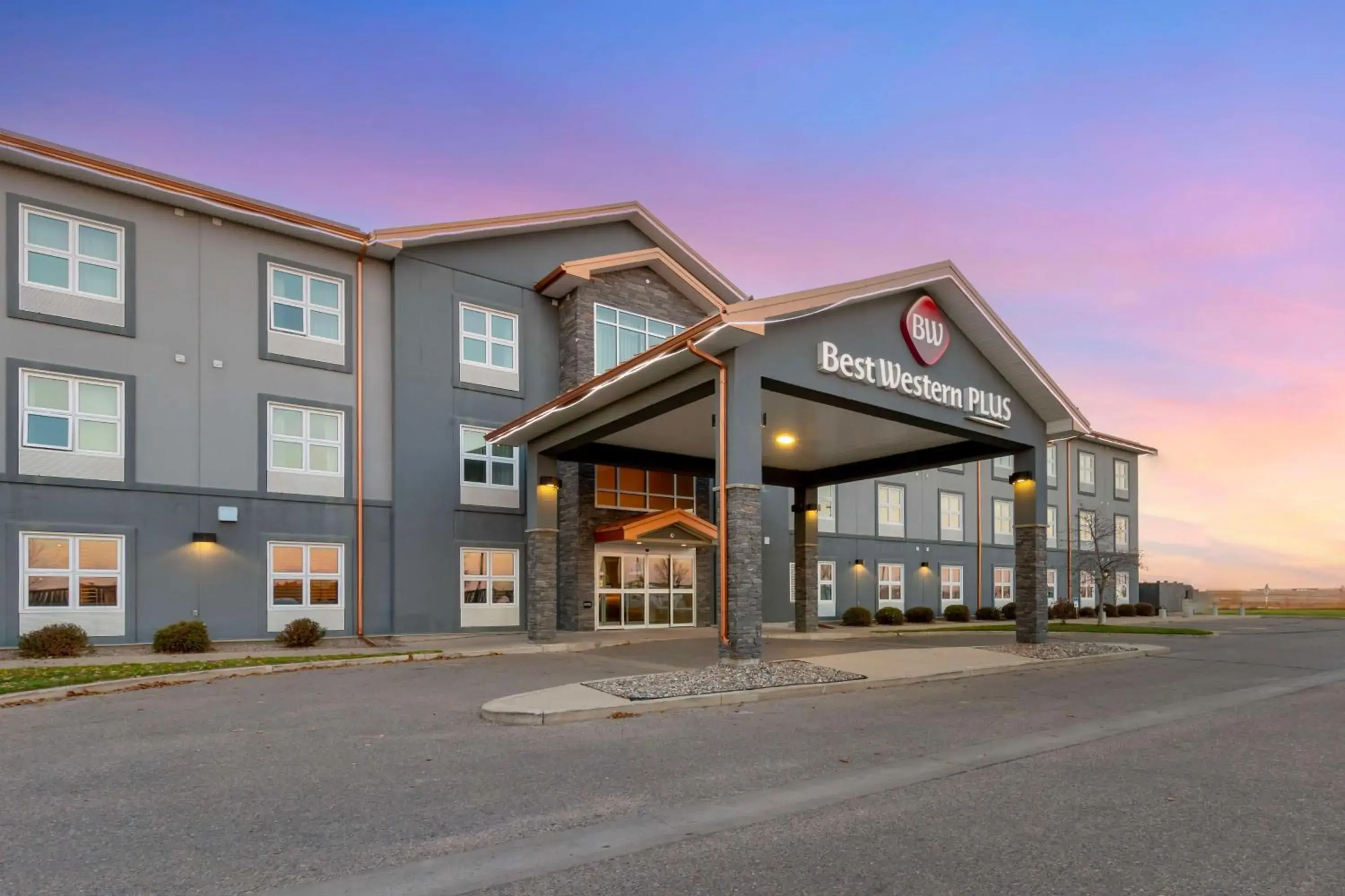 Property building in Best Western Plus Brandon Inn Property building in Best Western Plus Brandon Inn