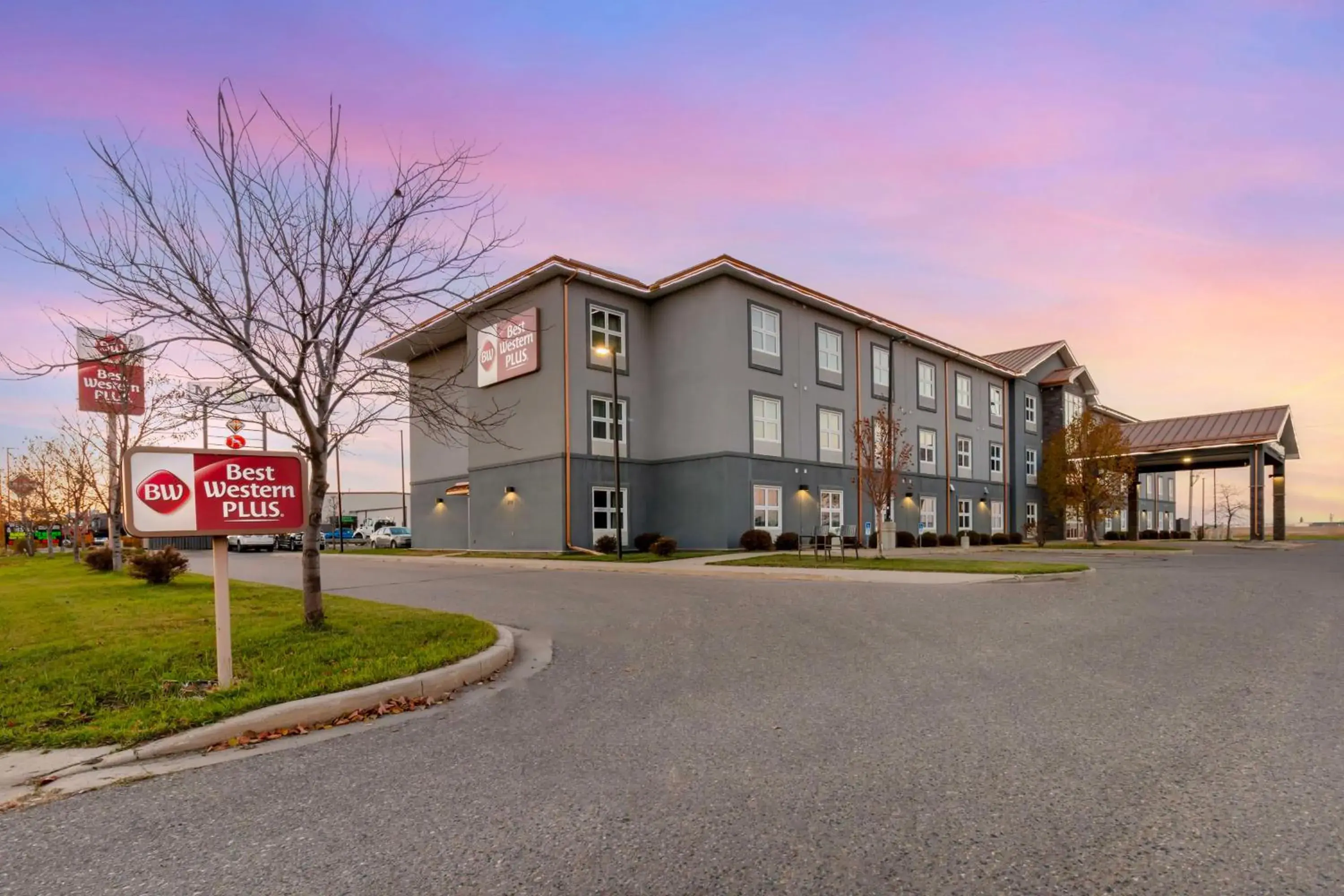 Property building in Best Western Plus Brandon Inn Property building in Best Western Plus Brandon Inn