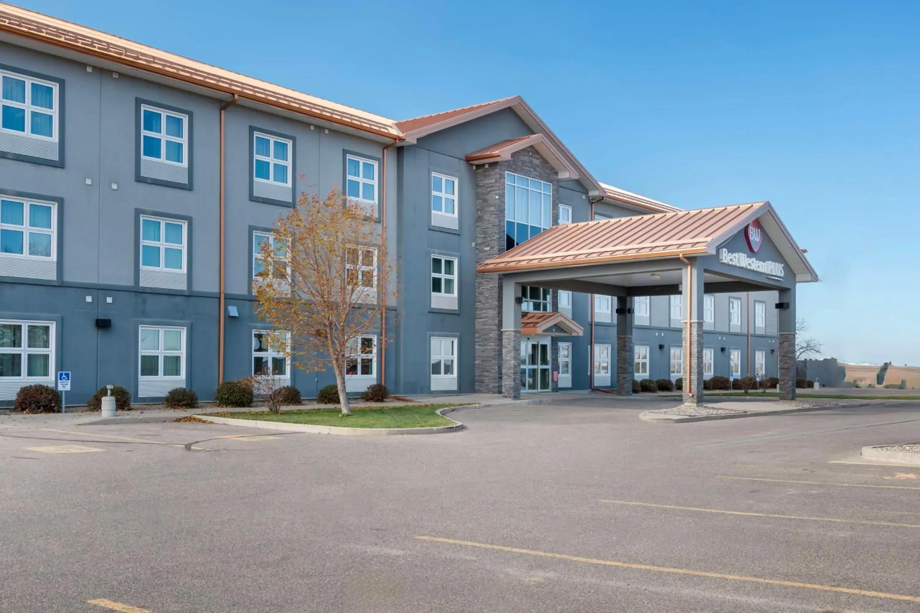 Property building in Best Western Plus Brandon Inn Property building in Best Western Plus Brandon Inn