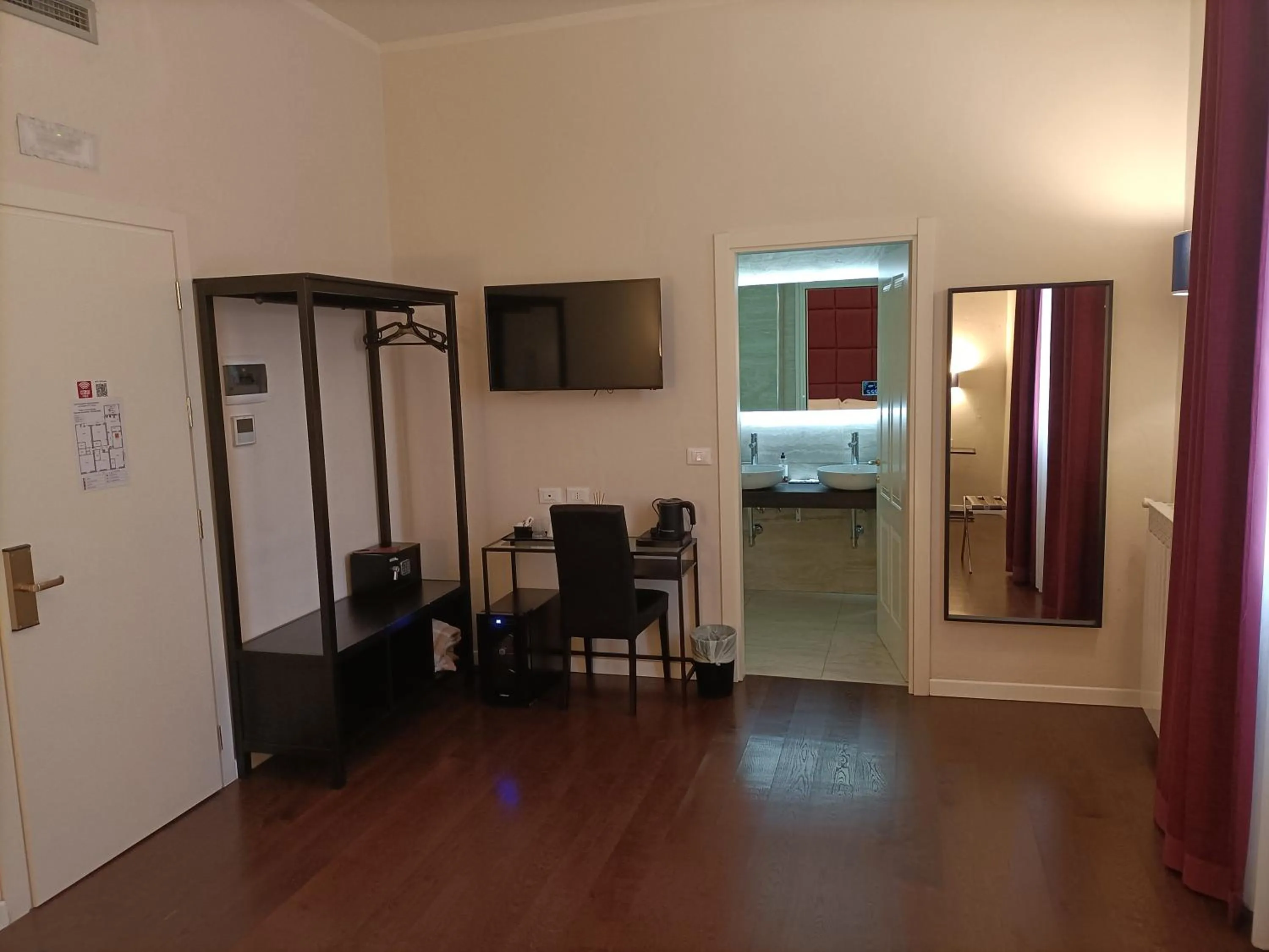 Photo of the whole room, Bed in 1suite firenze