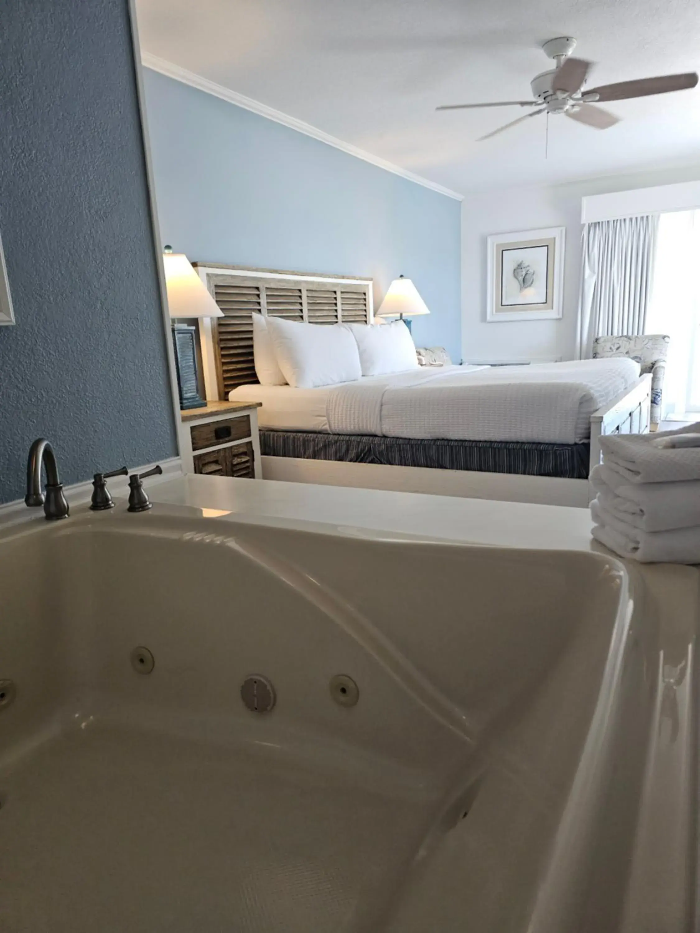 OFHS – Ocean Front Honeymoon Suite in Surf Side Hotel OFHS – Ocean Front Honeymoon Suite in Surf Side Hotel