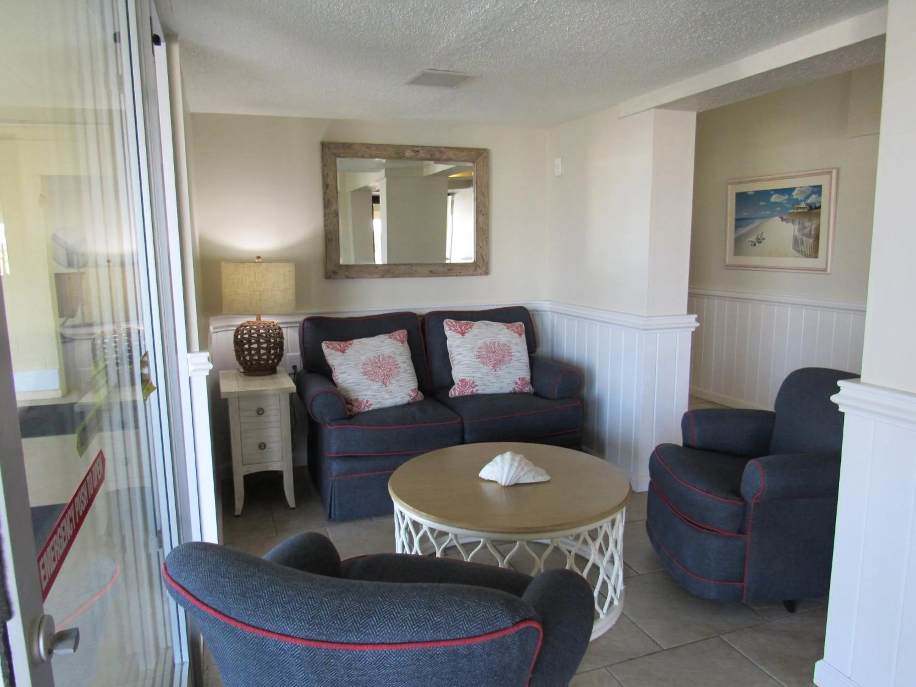 Communal lounge/ TV room in Surf Side Hotel