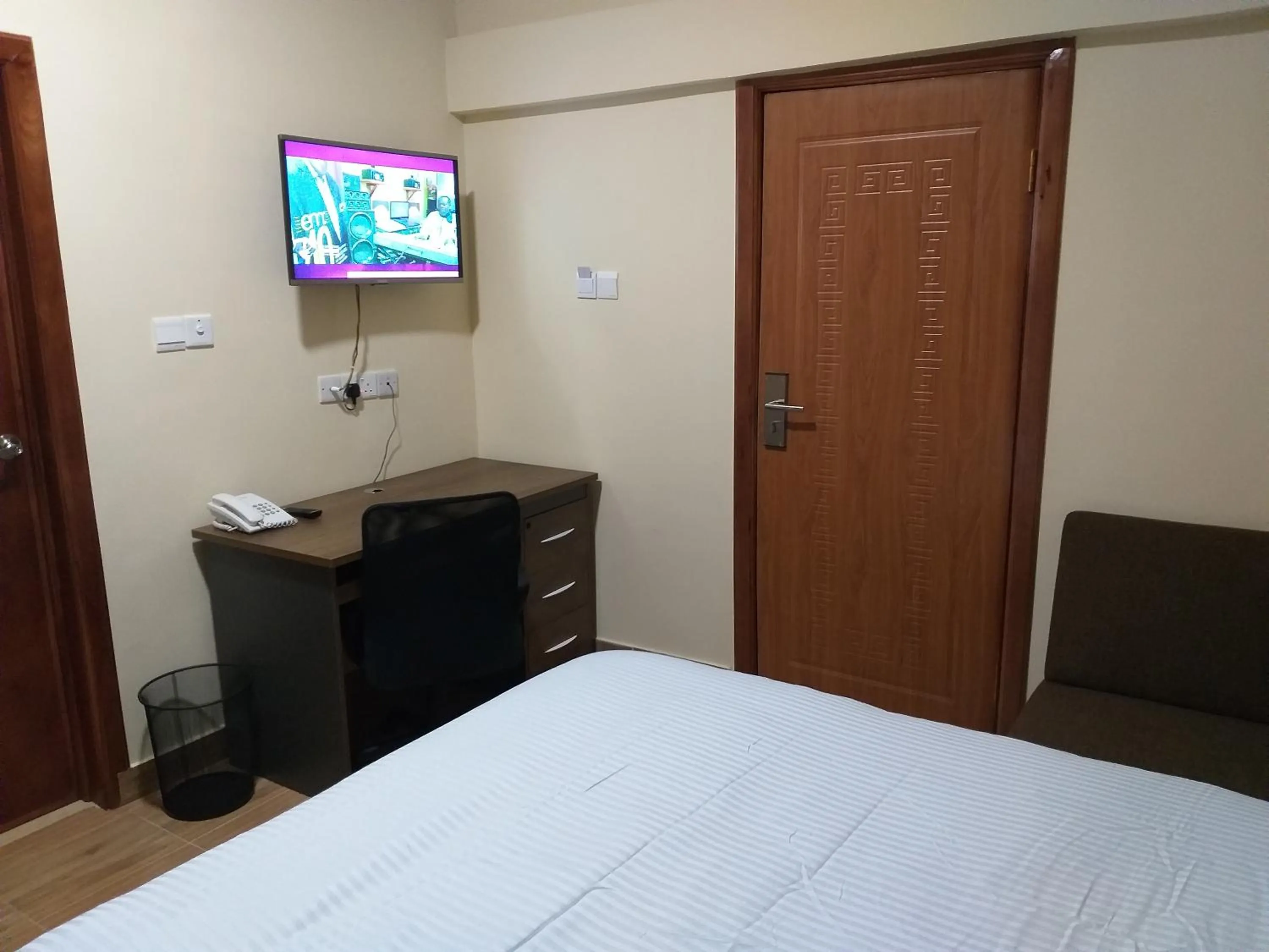 Photo of the whole room, Bed in Jeyads Lodge