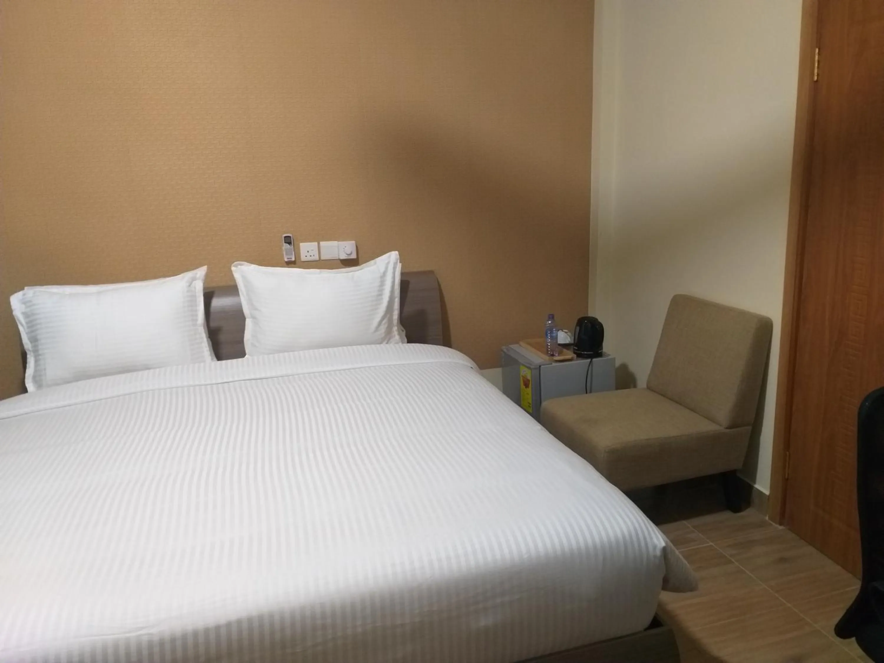 Photo of the whole room, Bed in Jeyads Lodge