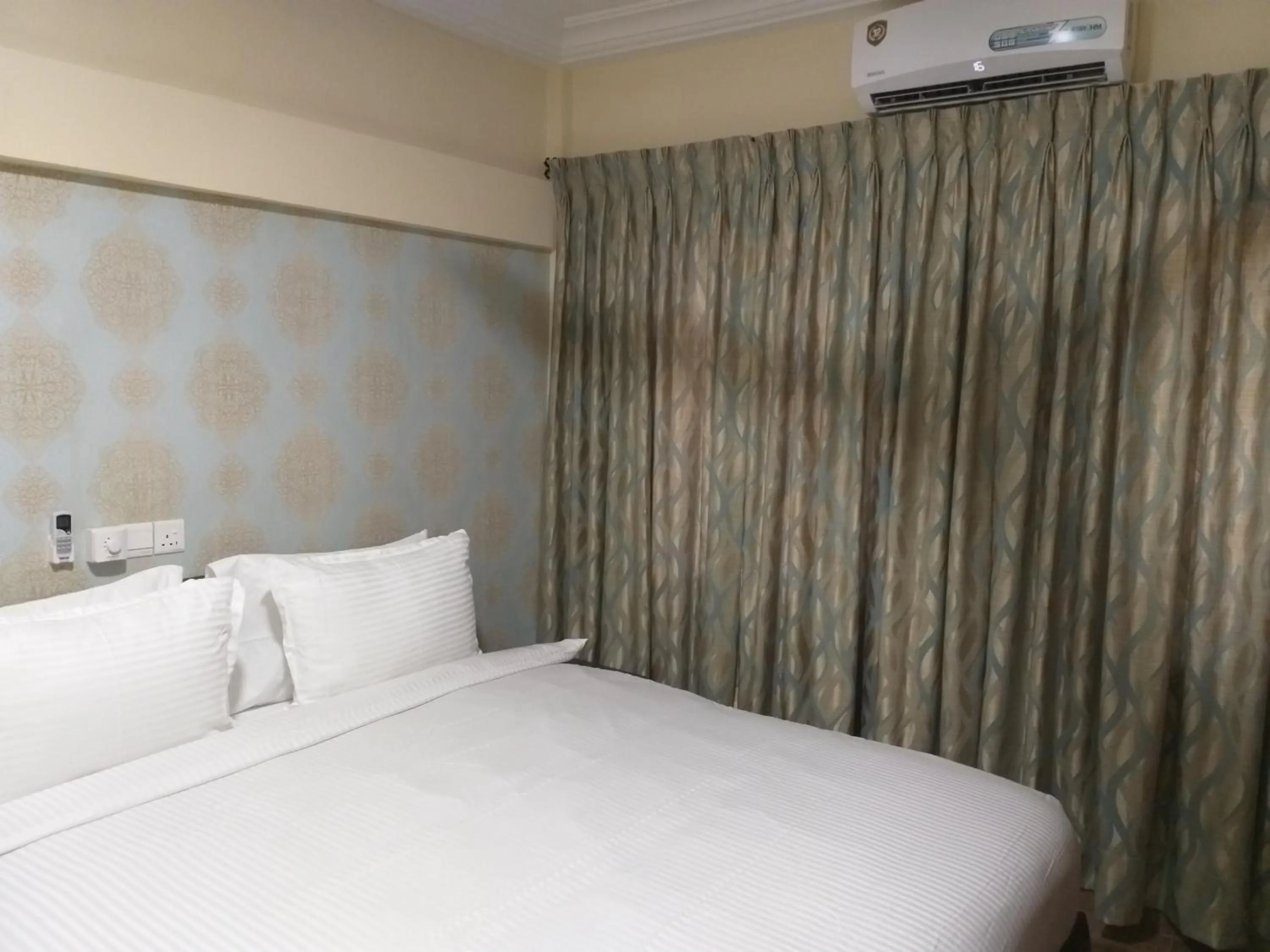 Photo of the whole room, Bed in Jeyads Lodge