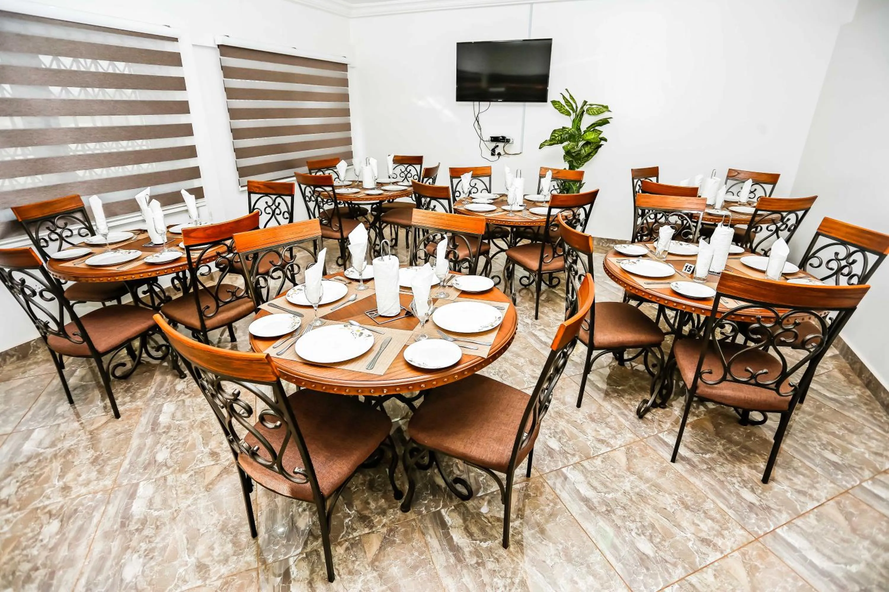 Restaurant/places to eat in Jeyads Lodge