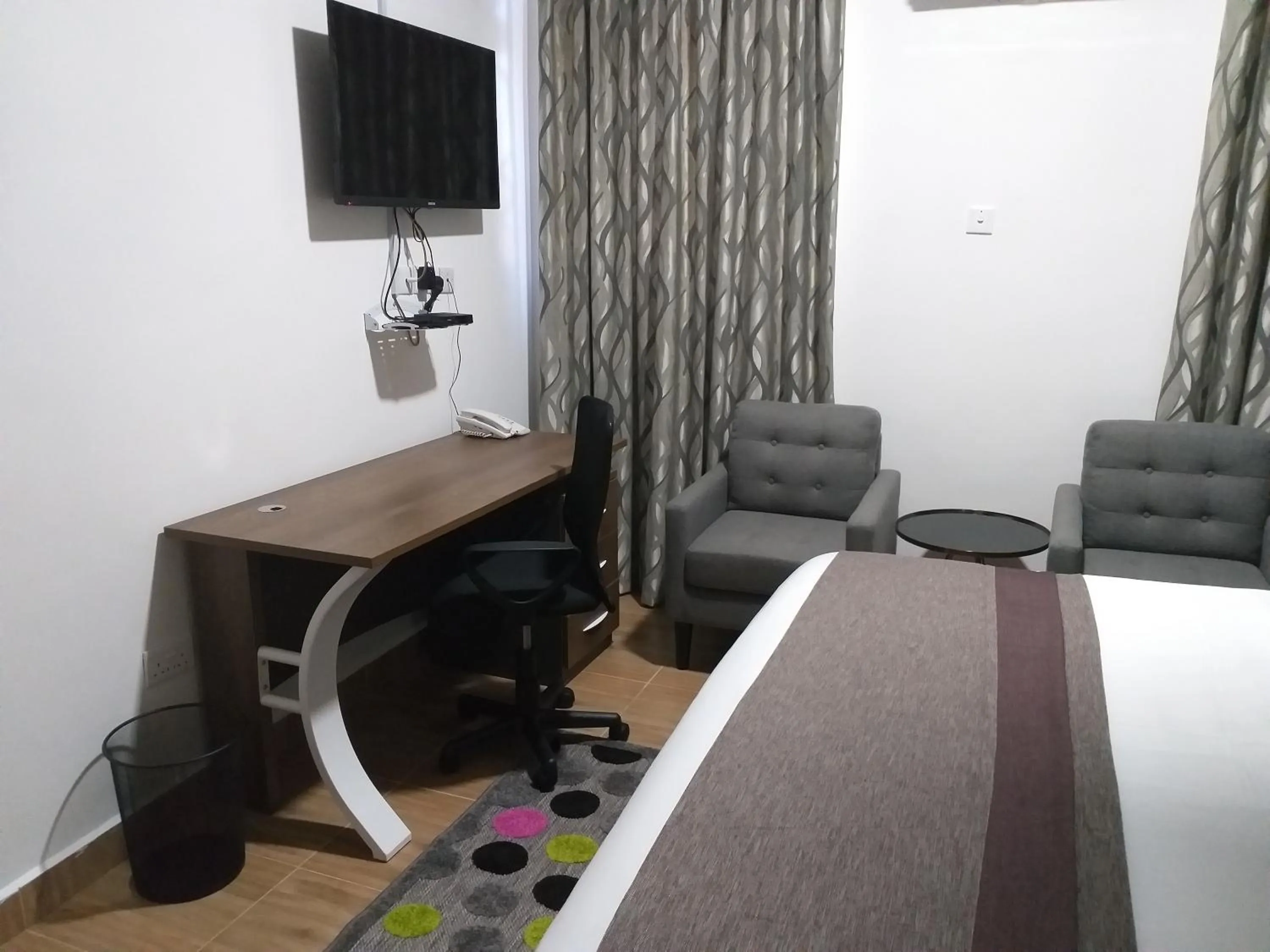 Photo of the whole room, Bed in Jeyads Lodge