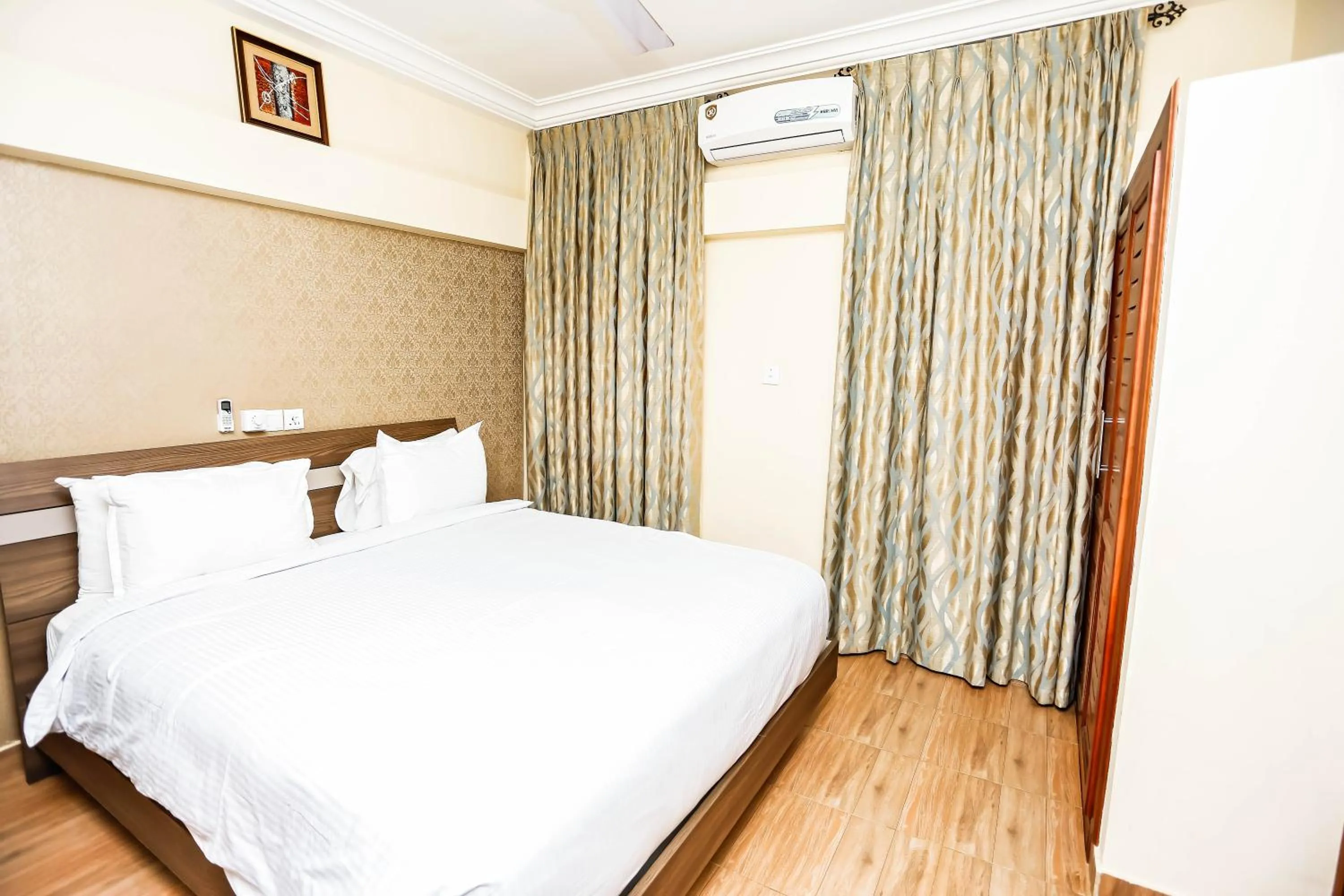 Photo of the whole room, Bed in Jeyads Lodge