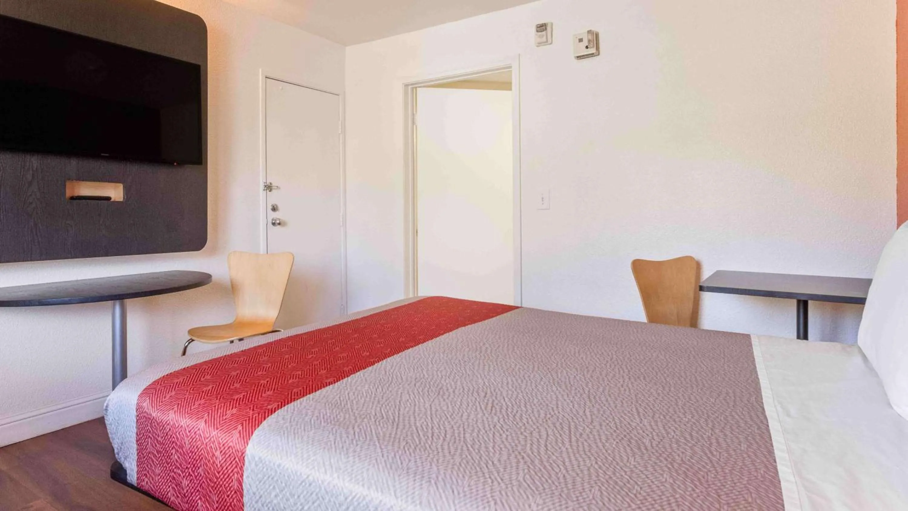 Bedroom, Bed in Motel 6-Fremont, CA - South