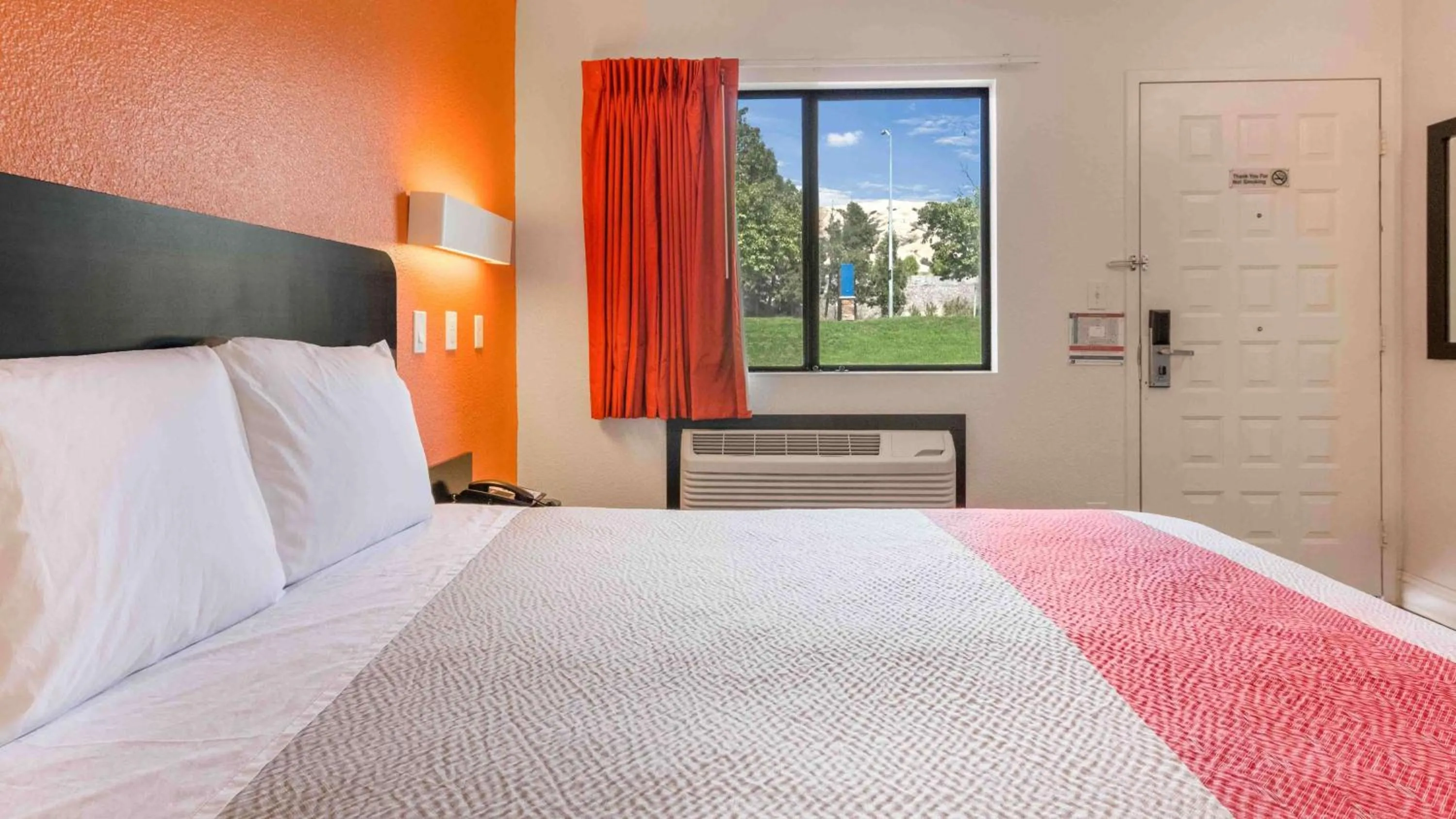 Bedroom, Bed in Motel 6-Fremont, CA - South