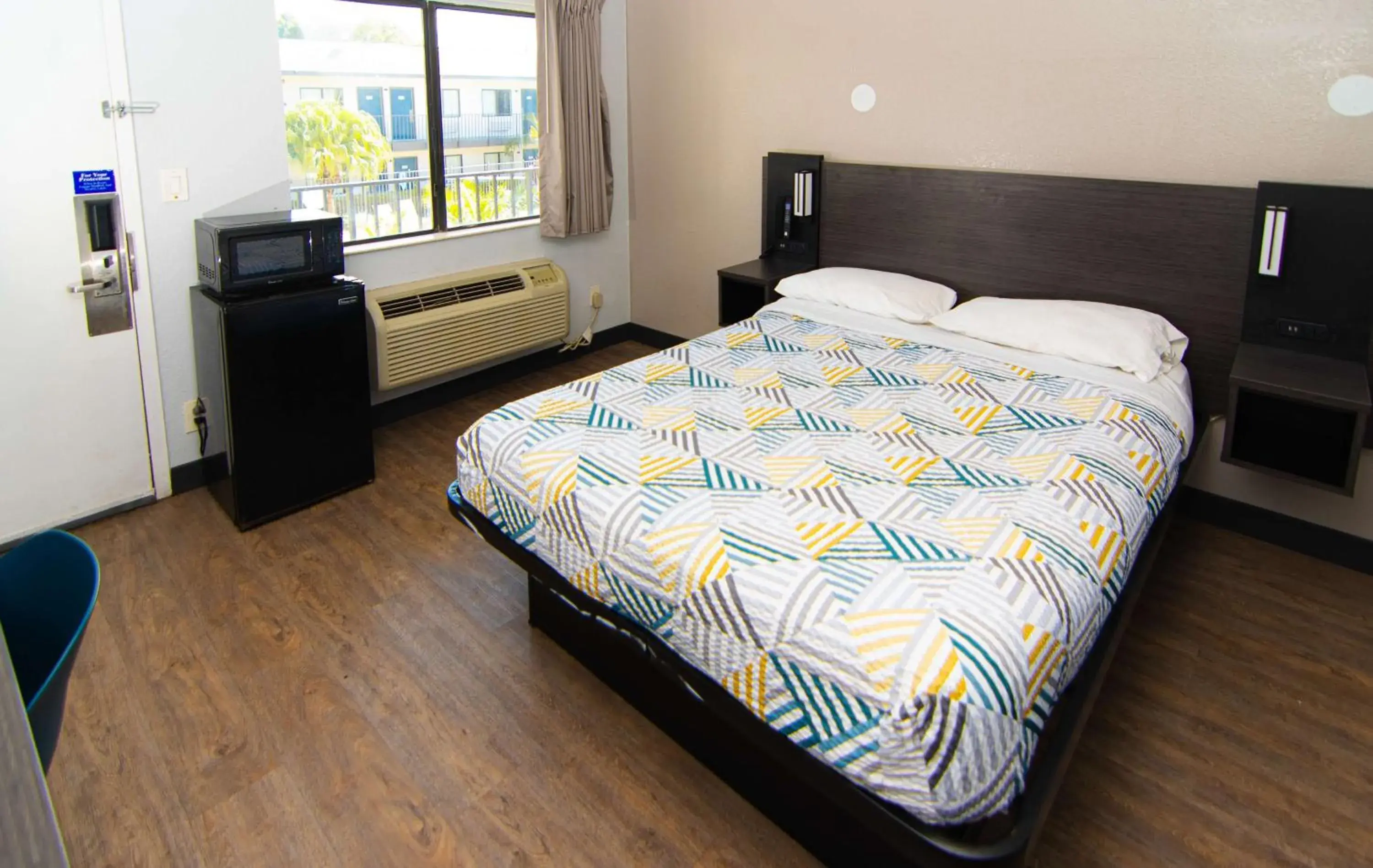 Bedroom, Bed in Motel 6-Lantana West Palm Beach, FL Bedroom, Bed in Motel 6-Lantana West Palm Beach, FL