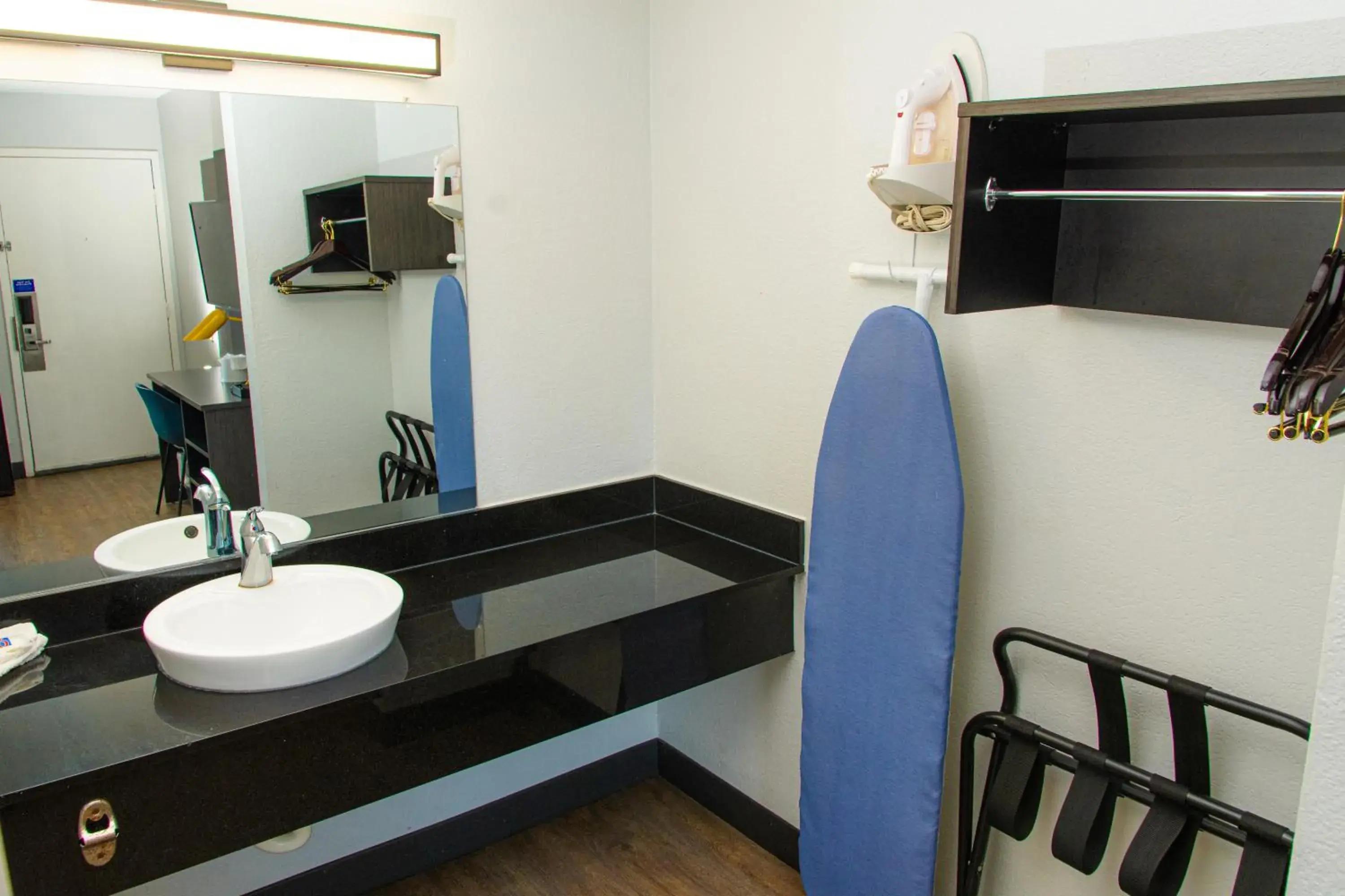 Queen Room in Motel 6-Lantana West Palm Beach, FL Queen Room in Motel 6-Lantana West Palm Beach, FL