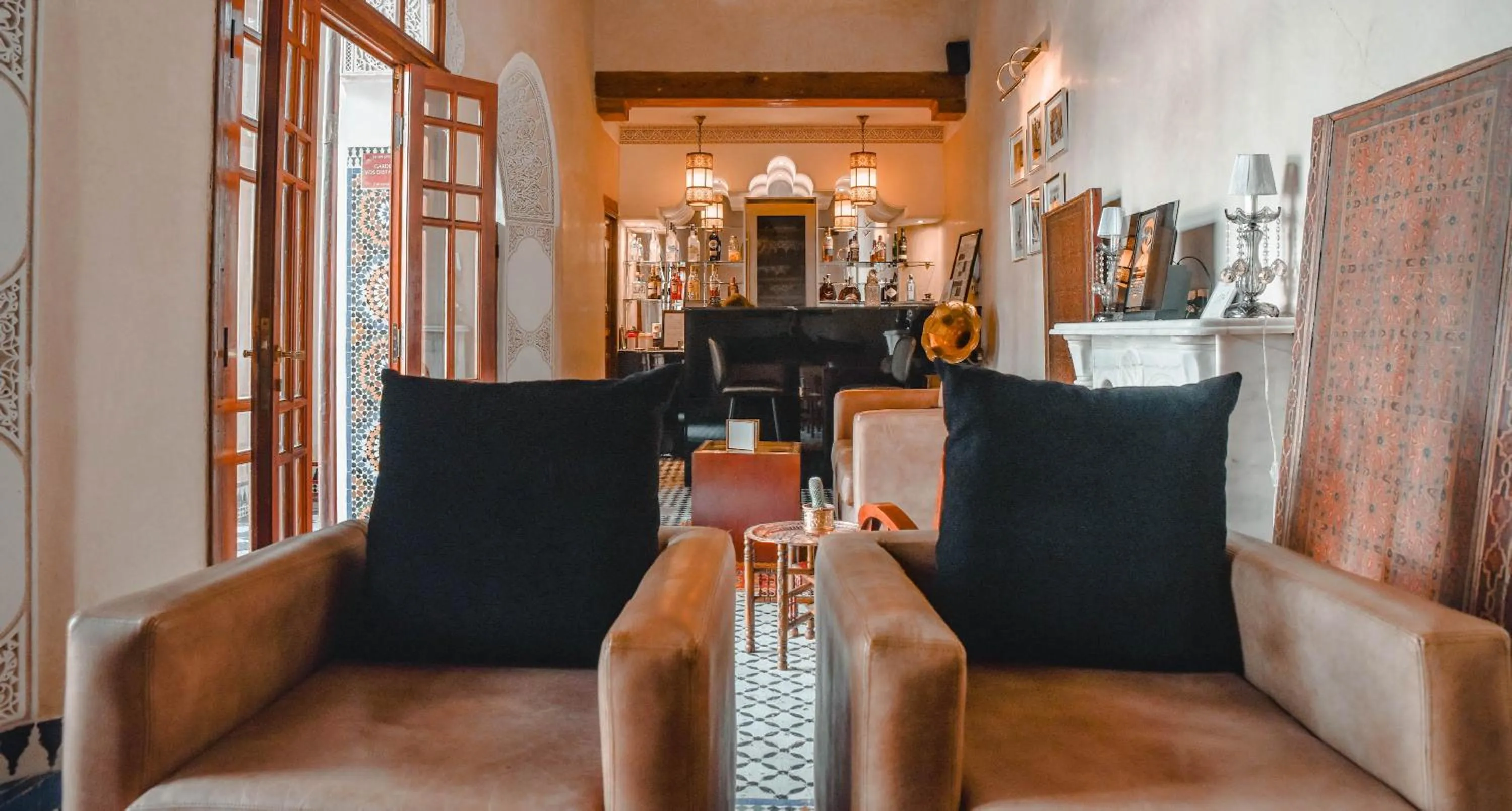 Lounge or bar in Riad Mayfez Suites & Spa