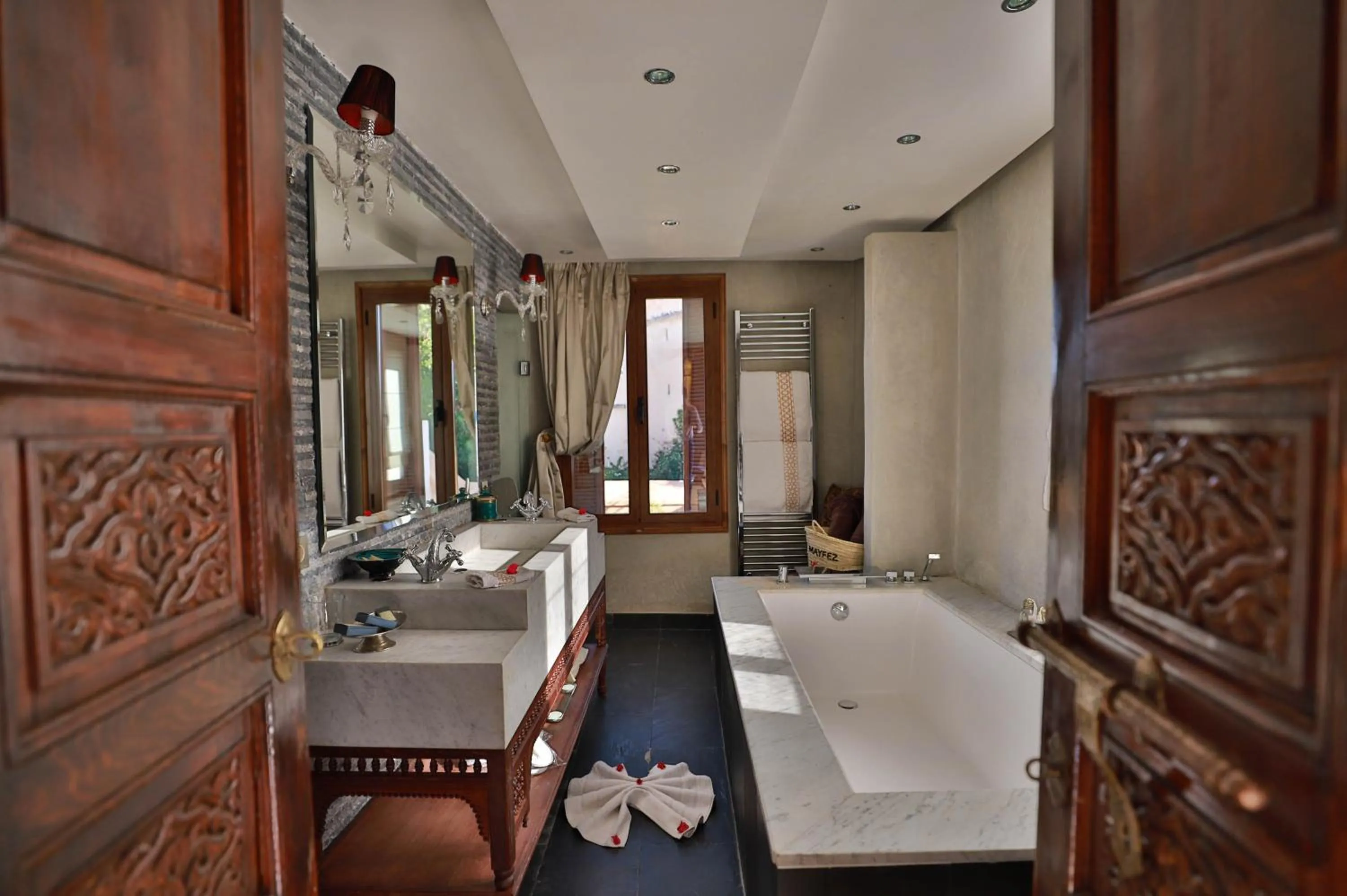 Bathroom, Bed in Riad Mayfez Suites & Spa
