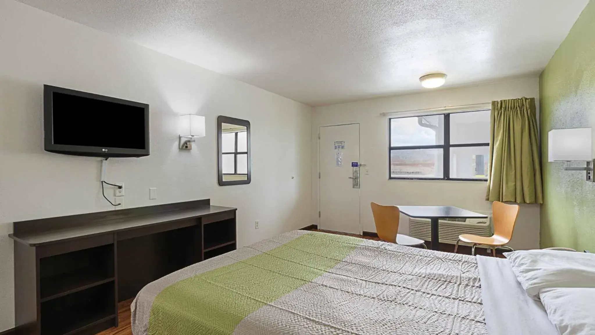 Queen Room - single occupancy - Disability Access in Motel 6 Chattanooga, TN Queen Room - single occupancy - Disability Access in Motel 6 Chattanooga, TN