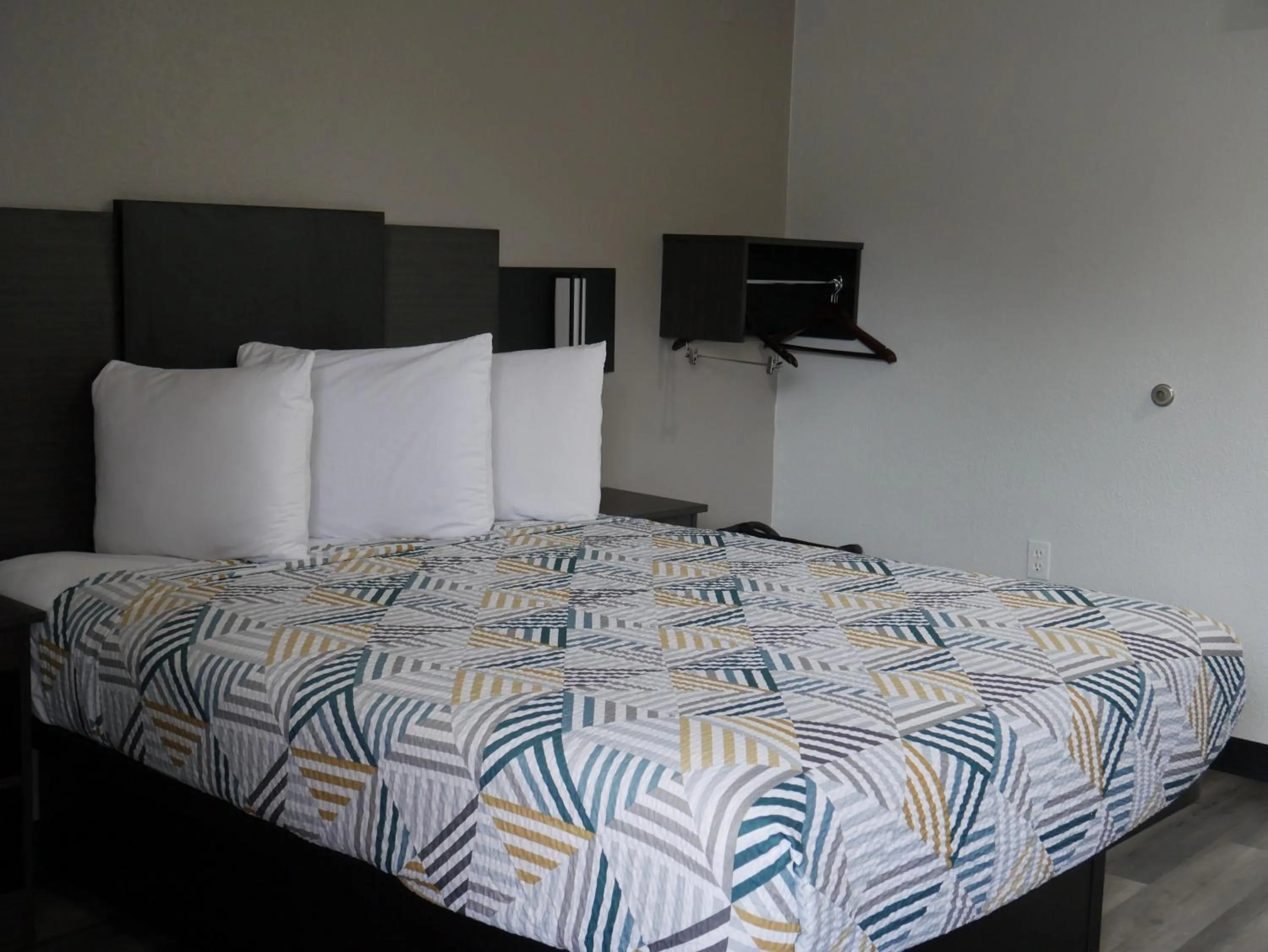 Bedroom, Bed in Motel 6-Tacoma, WA - South