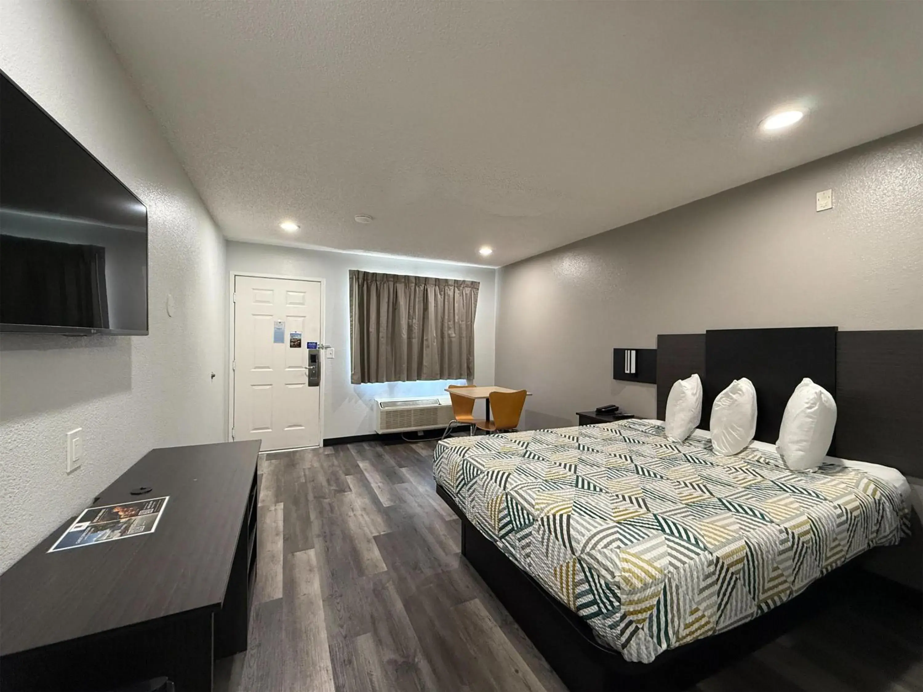 Deluxe Queen Room - single occupancy - Smoking in Motel 6-Tacoma, WA - South Deluxe Queen Room - single occupancy - Smoking in Motel 6-Tacoma, WA - South