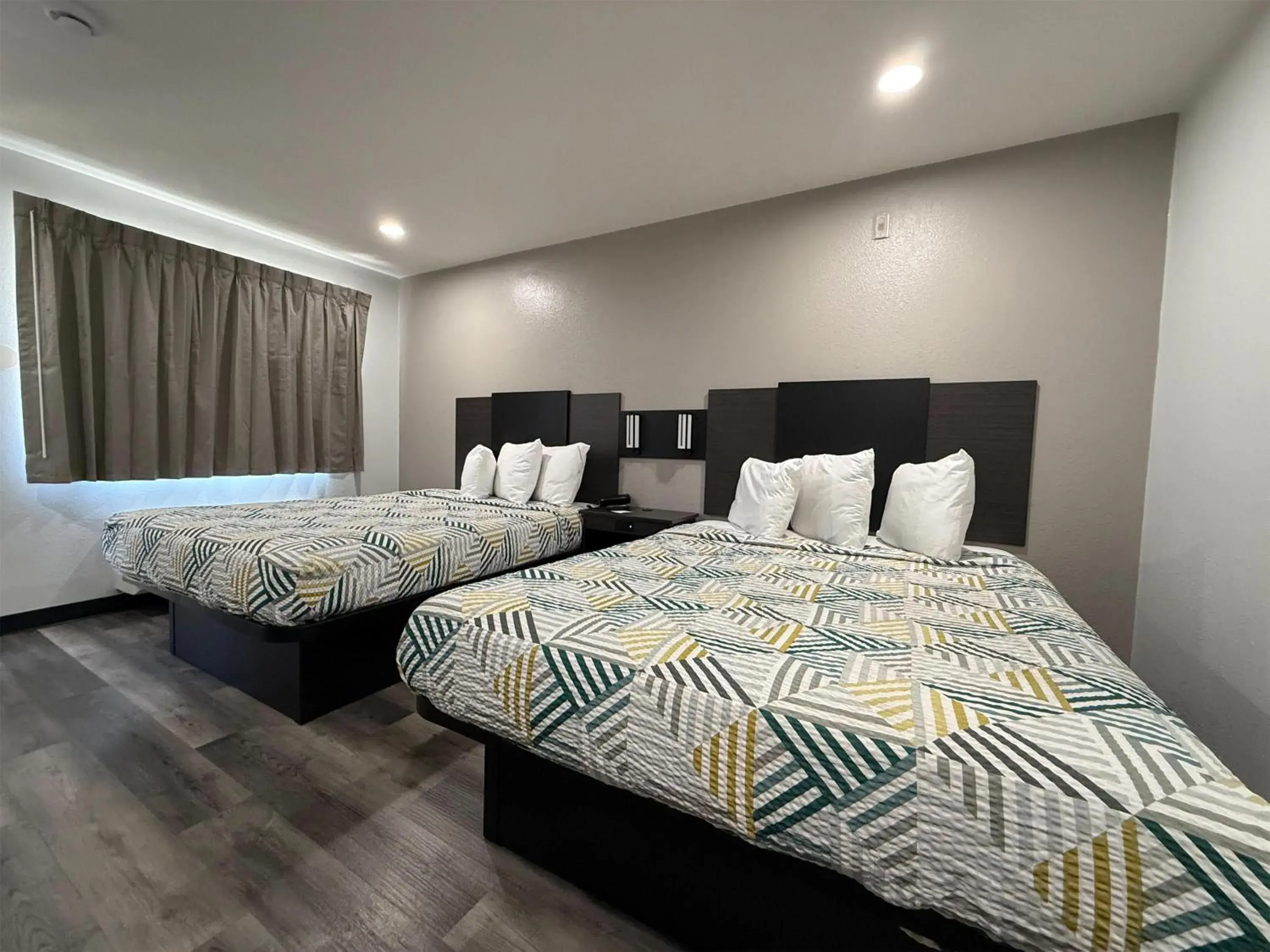 Bedroom, Bed in Motel 6-Tacoma, WA - South Bedroom, Bed in Motel 6-Tacoma, WA - South