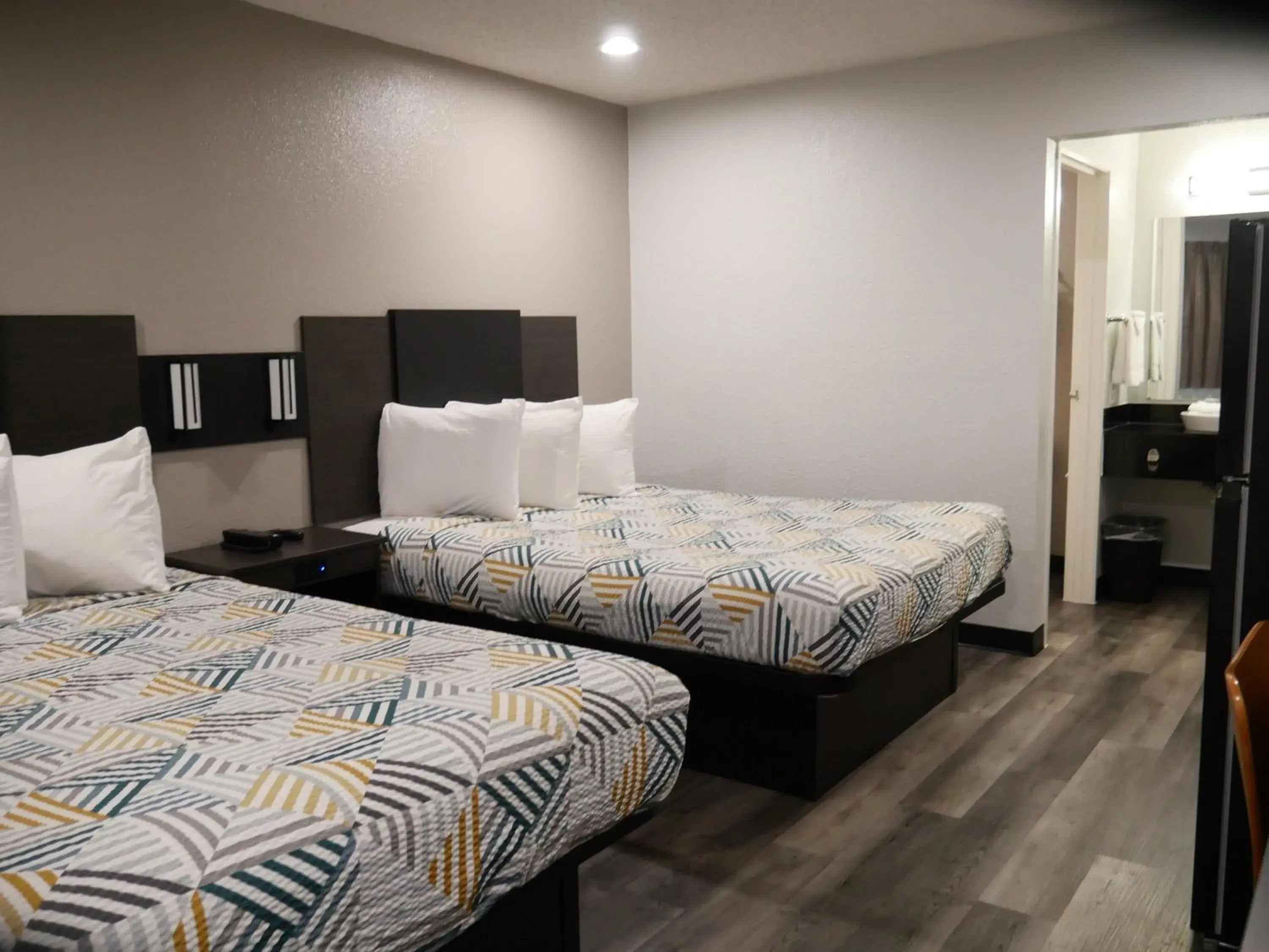 Bedroom, Bed in Motel 6-Tacoma, WA - South Bedroom, Bed in Motel 6-Tacoma, WA - South